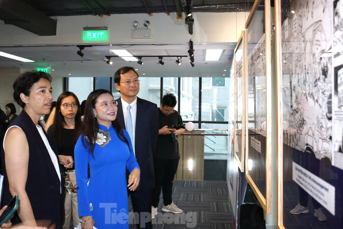 Chị Nguyễn Phạm Duy Trang cùng các đại biểu tham quan không gian triển lãm tác phẩm. Chị Nguyễn Phạm Duy Trang cùng các đại biểu tham quan không gian triển lãm tác phẩm.