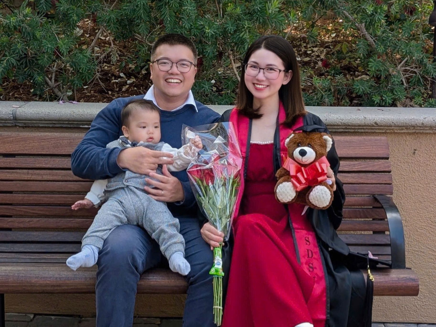 Chị Thu cùng gia đình nhỏ tại lễ tốt nghiệp chương trình thạc sĩ.