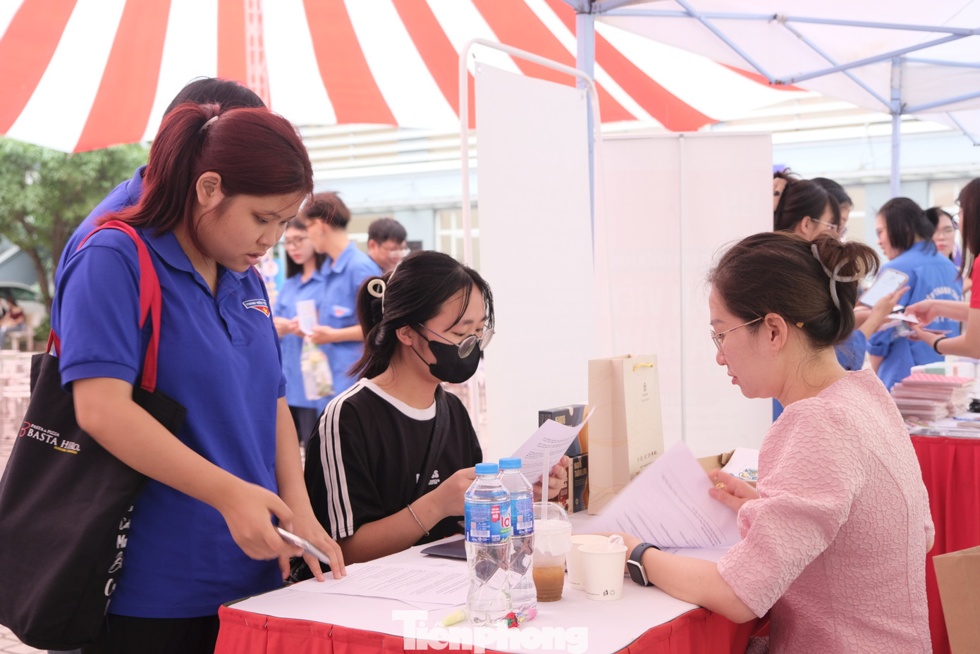 Chị Nguyễn Kim - đại diện tuyển dụng nhân sự của Công ty TNHH Dược phẩm Khang Linh đang giới thiệu việc làm cho sinh viên. Ảnh: C.Linh Chị Nguyễn Kim - đại diện tuyển dụng nhân sự của Công ty TNHH Dược phẩm Khang Linh đang giới thiệu việc làm cho sinh viên. Ảnh: C.Linh