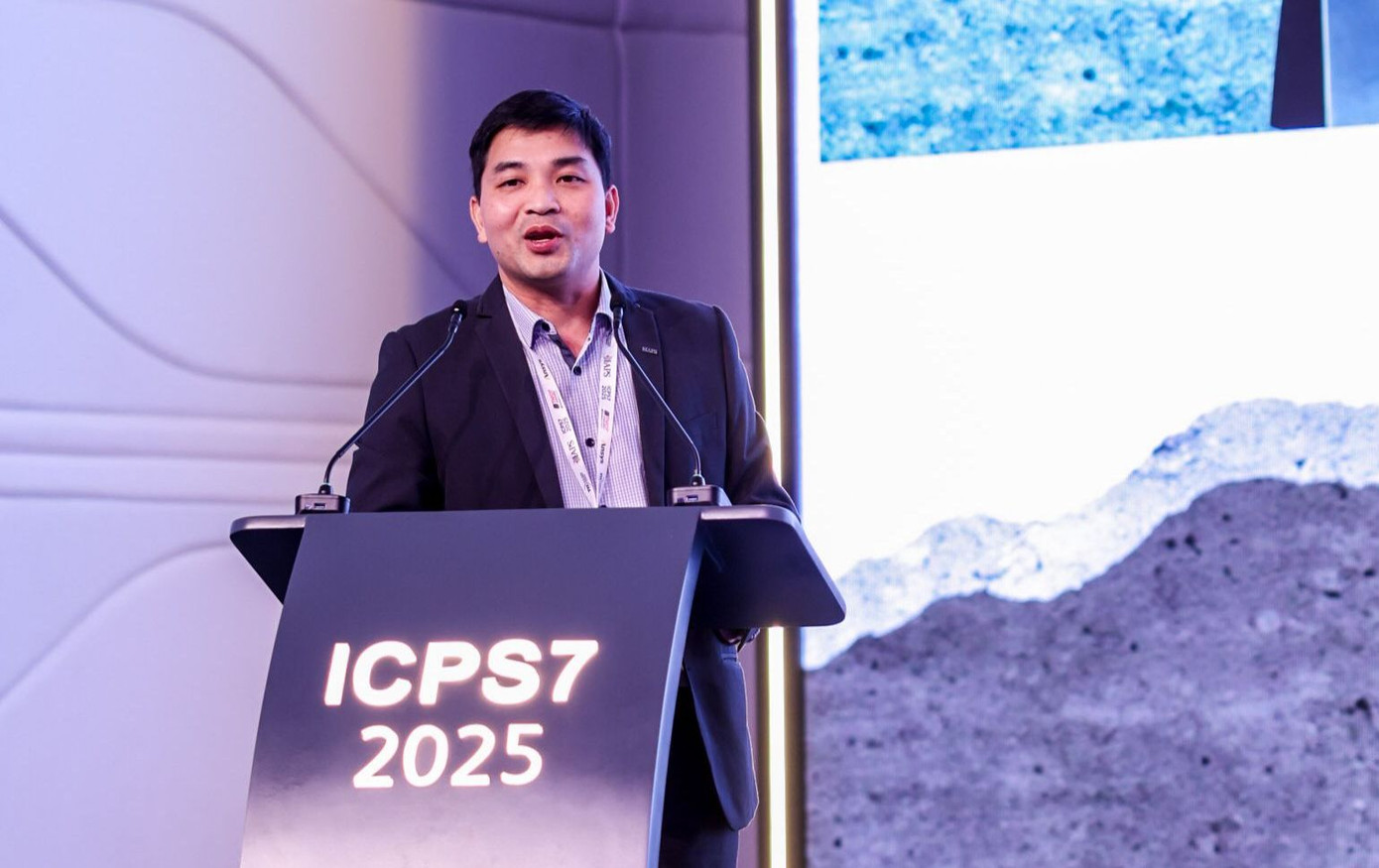 PGS.TS. Phạm Minh Thông - giảng viên Đại học Nam Australia luôn thuộc top 2% nhà khoa học về chỉ số trích dẫn trên thế giới và mới được trao giải Nhà nghiên cứu trẻ xuất sắc của Hiệp hội lớn nhất về vật liệu cốt sợi (FRP) trong xây dựng - Viện Quốc tế (IIFC).