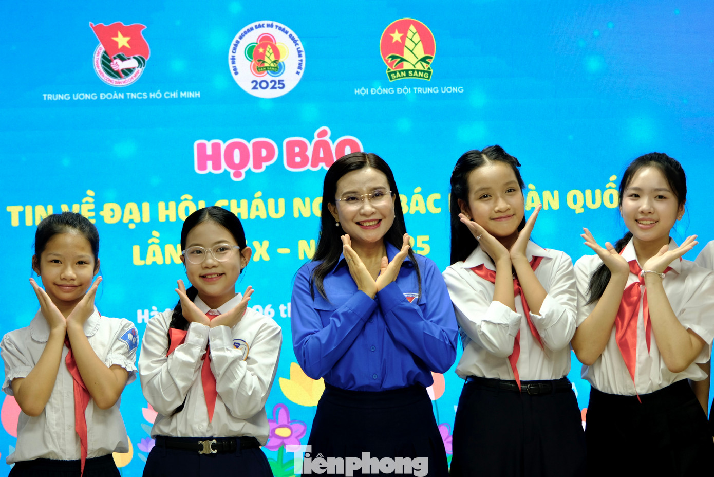 Chị Nguyễn Phạm Duy Trang chụp ảnh cùng các em thiếu nhi tiêu biểu tại chương trình. Chị Nguyễn Phạm Duy Trang chụp ảnh cùng các em thiếu nhi tiêu biểu tại chương trình.