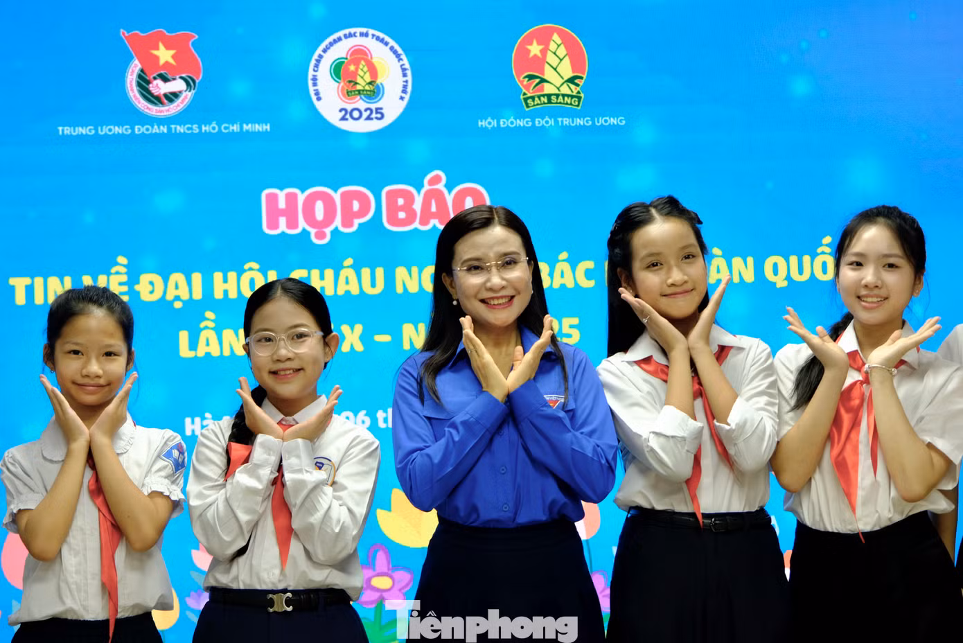 Chị Nguyễn Phạm Duy Trang chụp ảnh cùng các em thiếu nhi tiêu biểu tại chương trình.