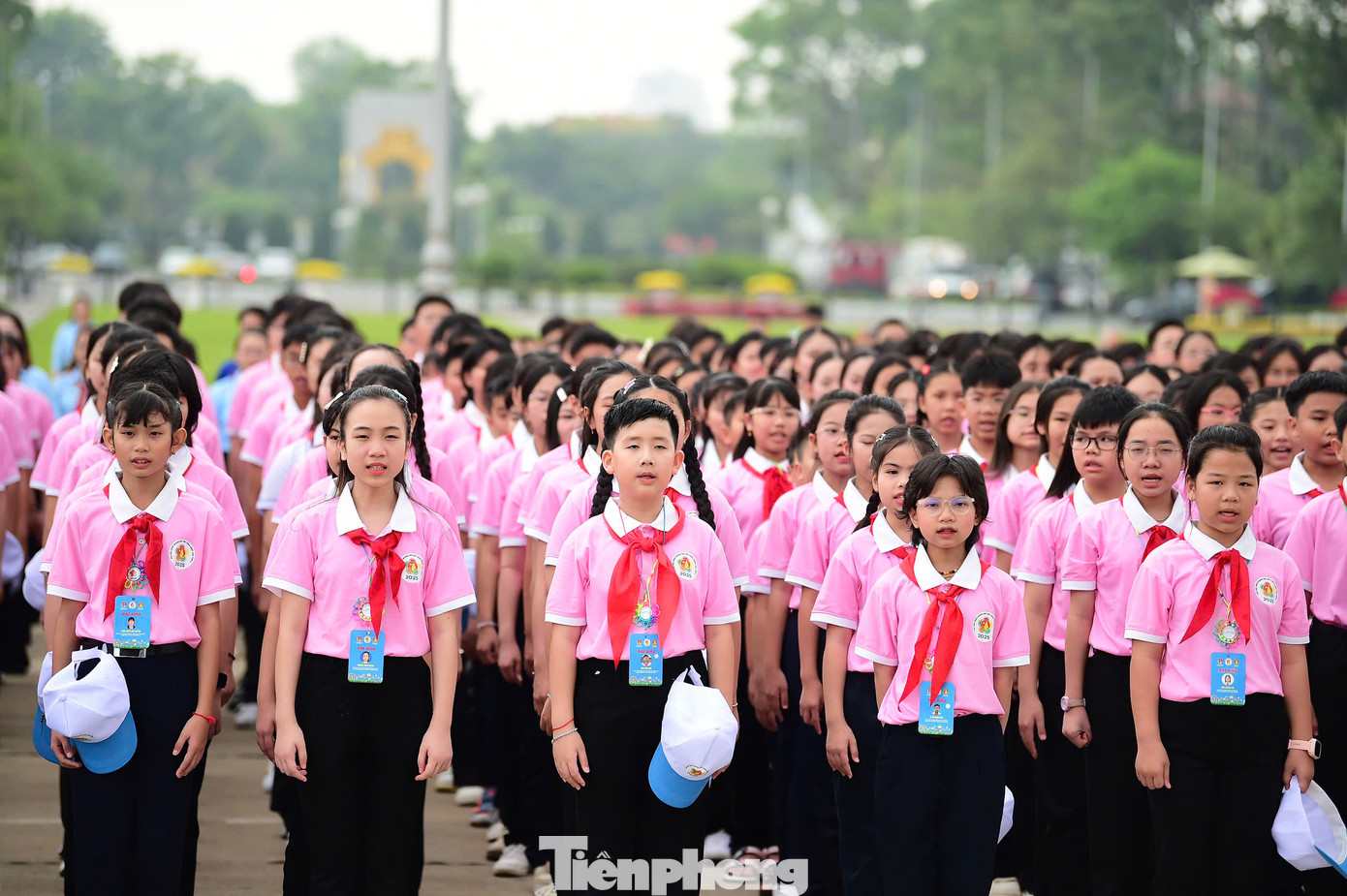 Chị Nguyễn Phạm Duy Trang cùng lãnh đạo Ban Công tác thiếu nhi T.Ư Đoàn và các đại biểu Cháu ngoan Bác Hồ thực hiện nghi thức chào cờ. Chị Nguyễn Phạm Duy Trang cùng lãnh đạo Ban Công tác thiếu nhi T.Ư Đoàn và các đại biểu Cháu ngoan Bác Hồ thực hiện nghi thức chào cờ.