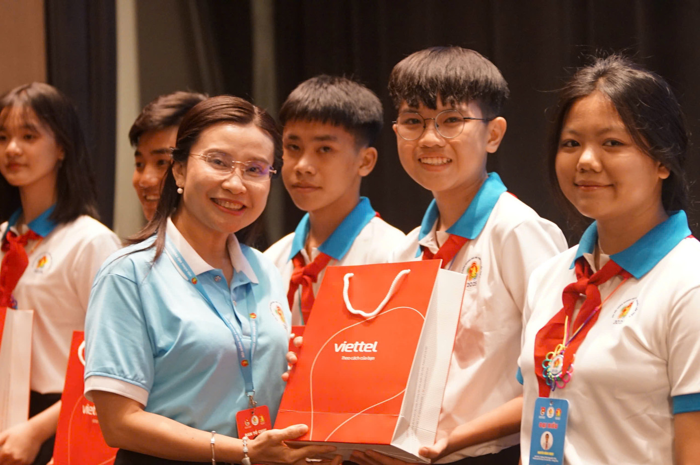 Chị Nguyễn Phạm Duy Trang - Bí thư T.Ư Đoàn, Chủ tịch Hội đồng Đội T.Ư tặng quà cho đại diện thiếu nhi 18 tỉnh, thành phố.