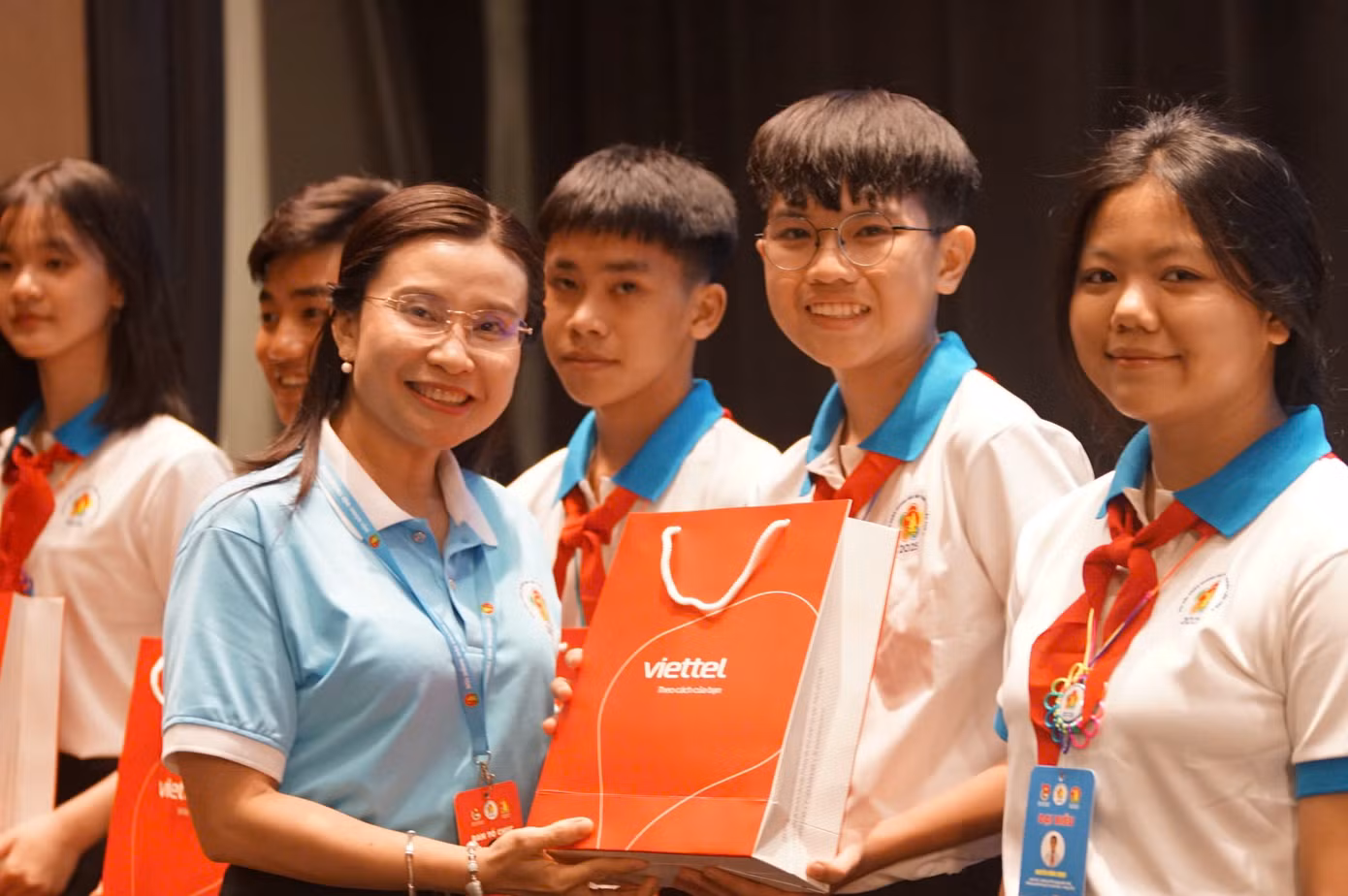 Chị Nguyễn Phạm Duy Trang - Bí thư T.Ư Đoàn, Chủ tịch Hội đồng Đội T.Ư tặng quà cho đại diện thiếu nhi 18 tỉnh, thành phố.