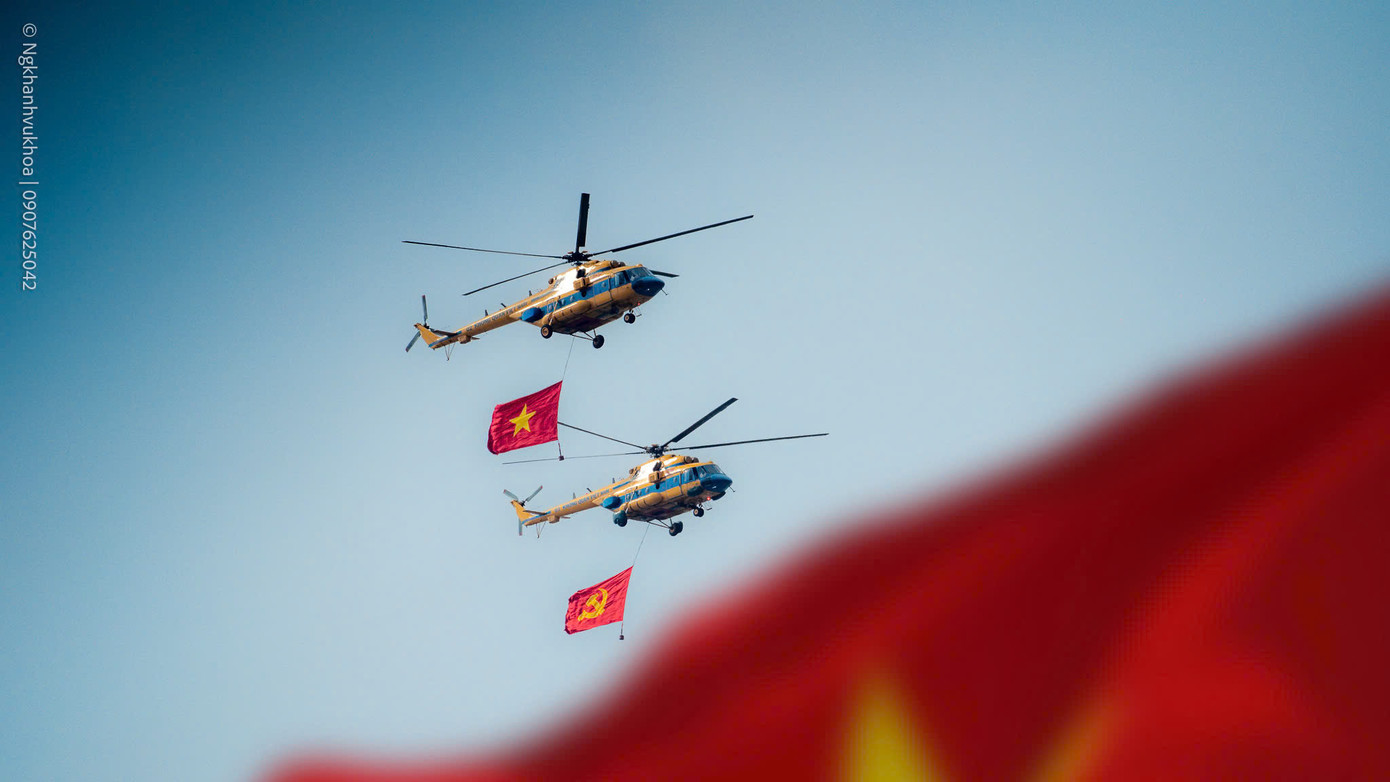 Bộ ảnh "giữa trời vinh quang" lan tỏa tình yêu nước tới muôn triệu trái tim.