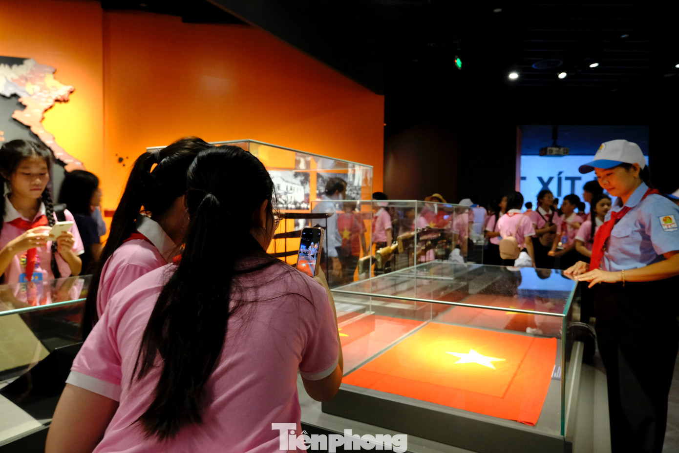 Chuyến tham quan đã mang đến cho các em thiếu nhi nhiều bài học quý giá về lòng yêu nước, tinh thần đoàn kết, sự kiên cường và hy sinh của cha ông trong công cuộc bảo vệ Tổ quốc. Đây cũng là dịp để các em hiểu thêm về trách nhiệm của thế hệ trẻ hôm nay trong việc gìn giữ và phát huy những giá trị lịch sử, văn hóa của dân tộc. Chuyến tham quan đã mang đến cho các em thiếu nhi nhiều bài học quý giá về lòng yêu nước, tinh thần đoàn kết, sự kiên cường và hy sinh của cha ông trong công cuộc bảo vệ Tổ quốc. Đây cũng là dịp để các em hiểu thêm về trách nhiệm của thế hệ trẻ hôm nay trong việc gìn giữ và phát huy những giá trị lịch sử, văn hóa của dân tộc.