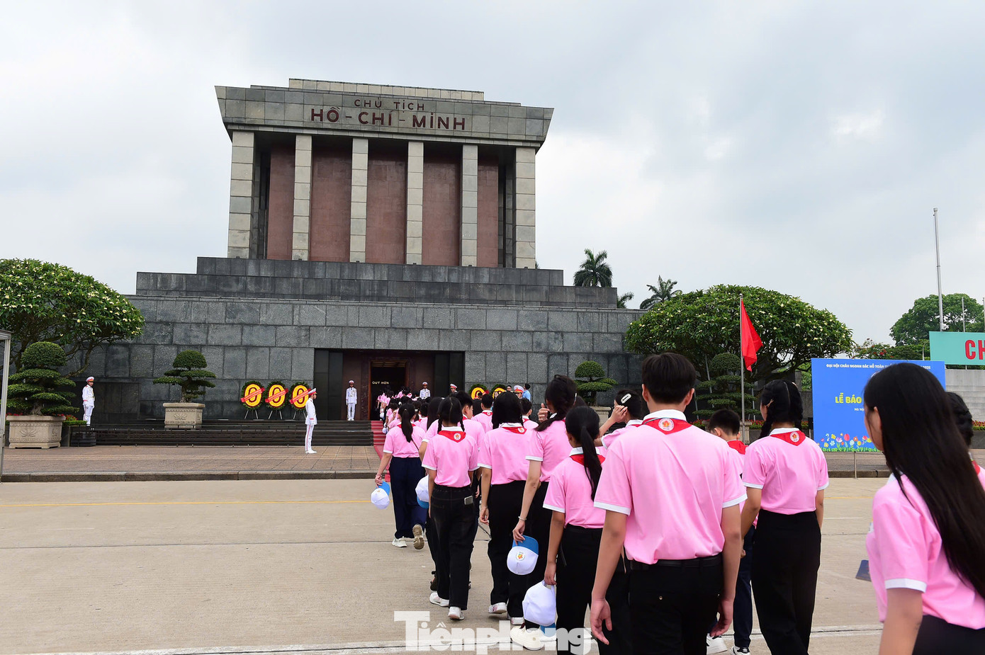 Đoàn đại biểu vào Lăng viếng Bác. Đoàn đại biểu vào Lăng viếng Bác.