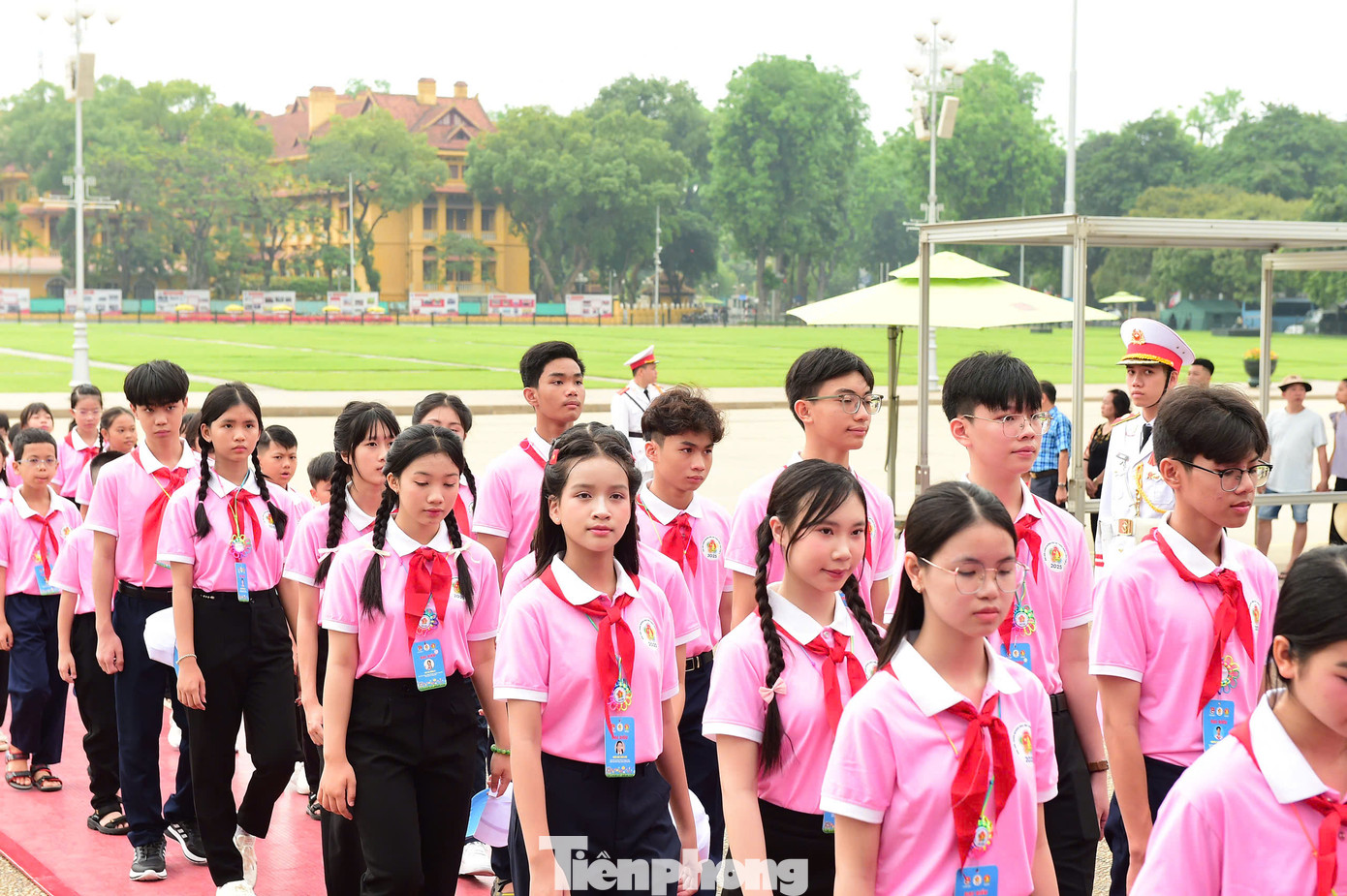 Đoàn đại biểu vào Lăng viếng Bác. Đoàn đại biểu vào Lăng viếng Bác.