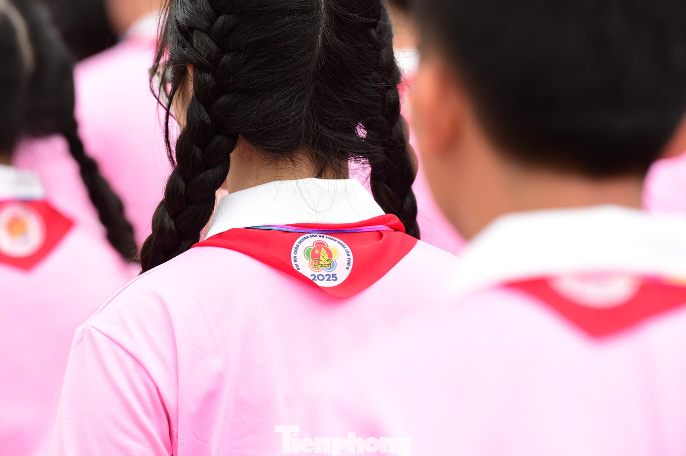 500 đại biểu thiếu nhi báo công, vào Lăng viếng Bác. 500 đại biểu thiếu nhi báo công, vào Lăng viếng Bác.