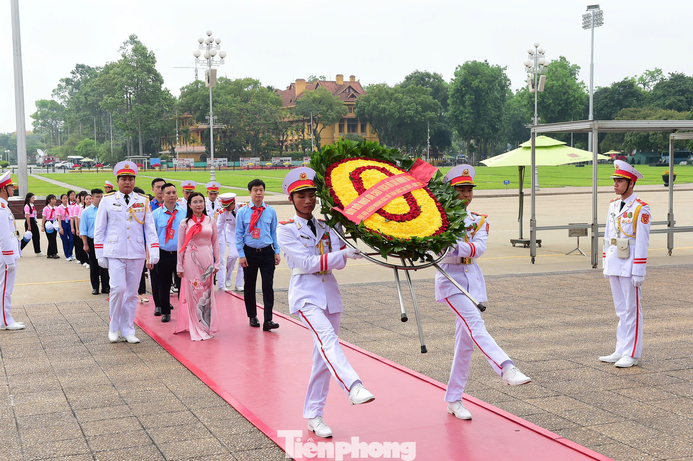 Đoàn đại biểu vào Lăng viếng Bác. Đoàn đại biểu vào Lăng viếng Bác.
