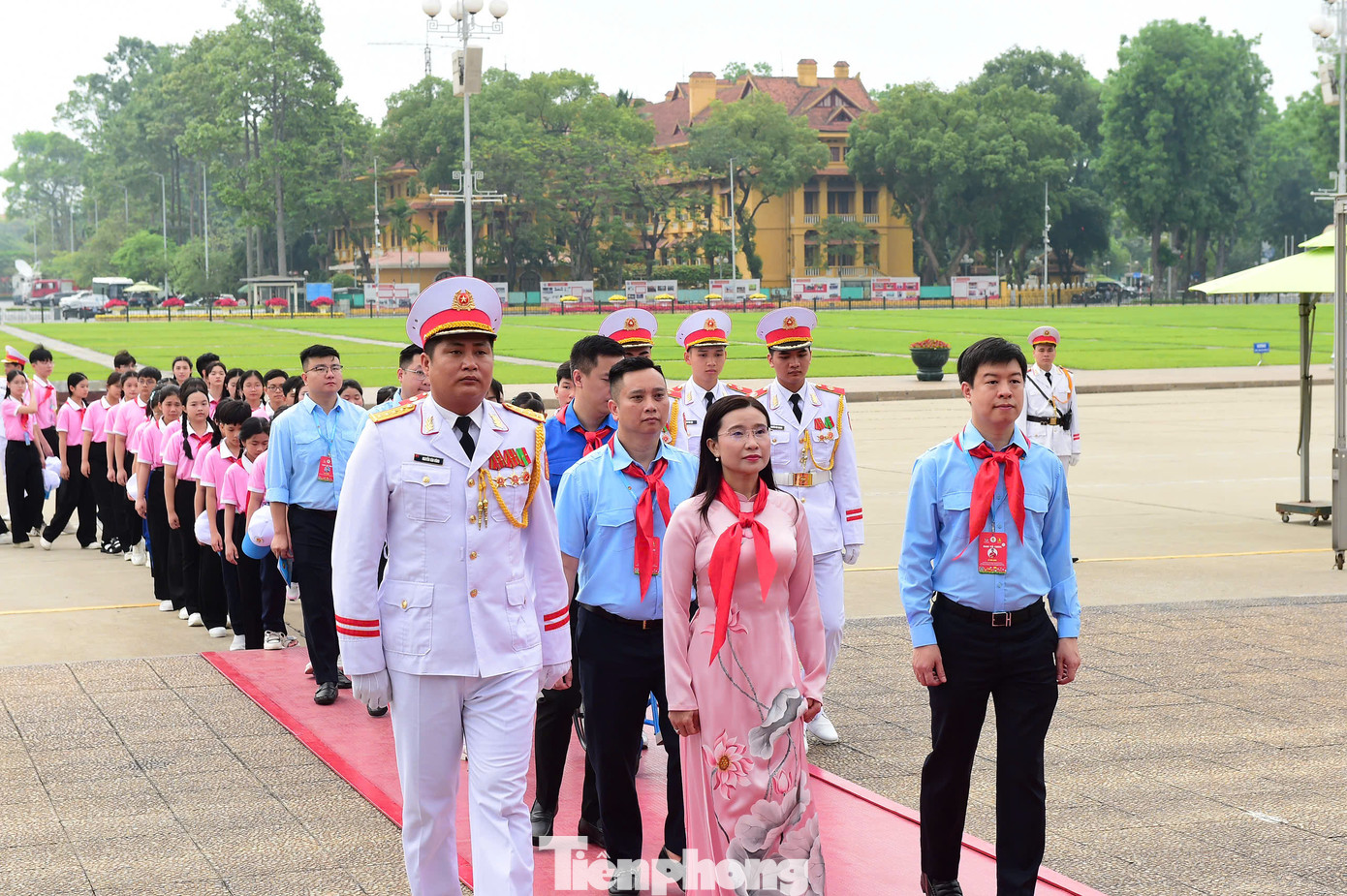 Đoàn đại biểu vào Lăng viếng Bác. Đoàn đại biểu vào Lăng viếng Bác.