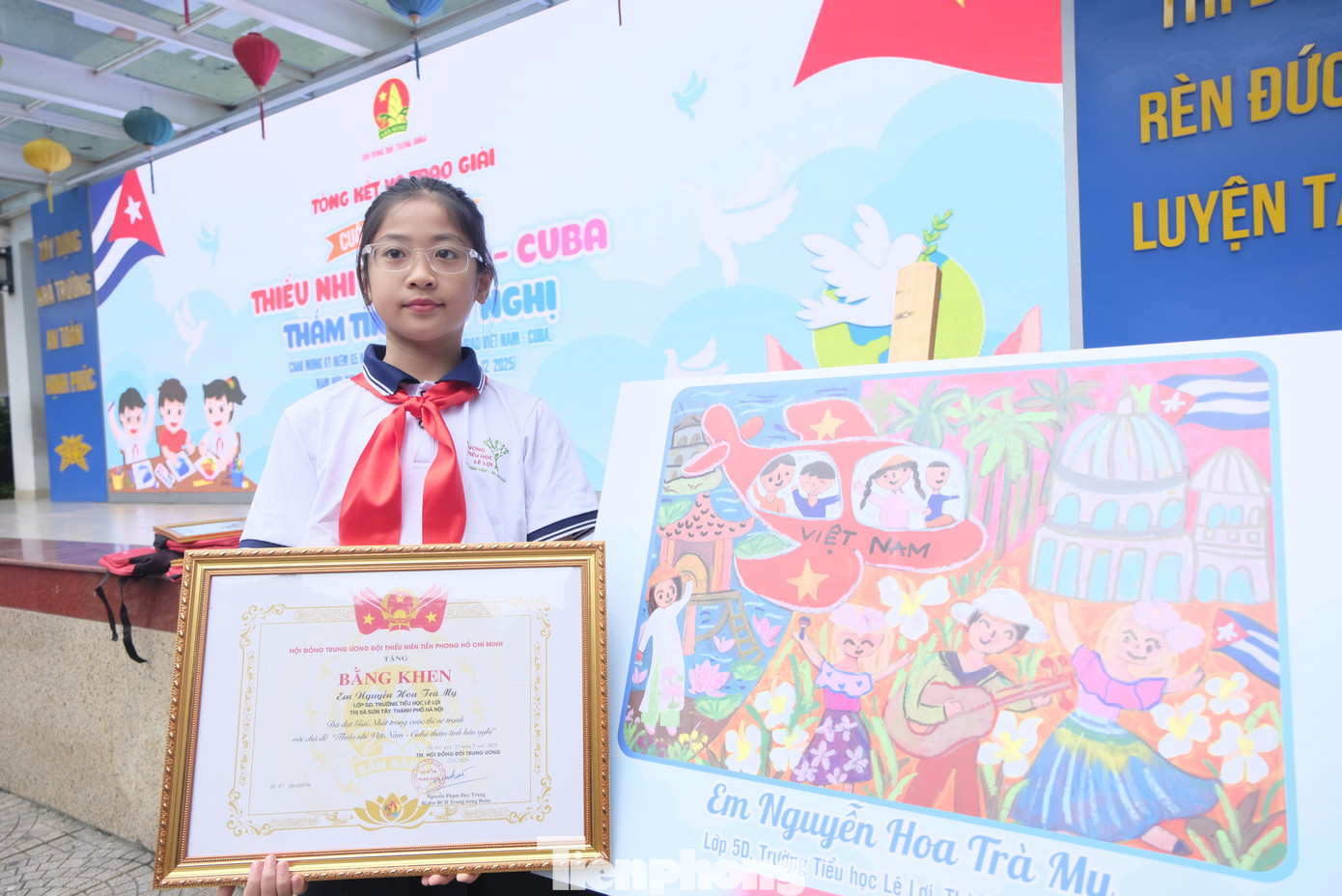 Em Nguyễn Hoa Trà My - học sinh lớp 5D, Trường Tiểu học Lê Lợi bên tác phẩm của mình. Em Nguyễn Hoa Trà My - học sinh lớp 5D, Trường Tiểu học Lê Lợi bên tác phẩm của mình.