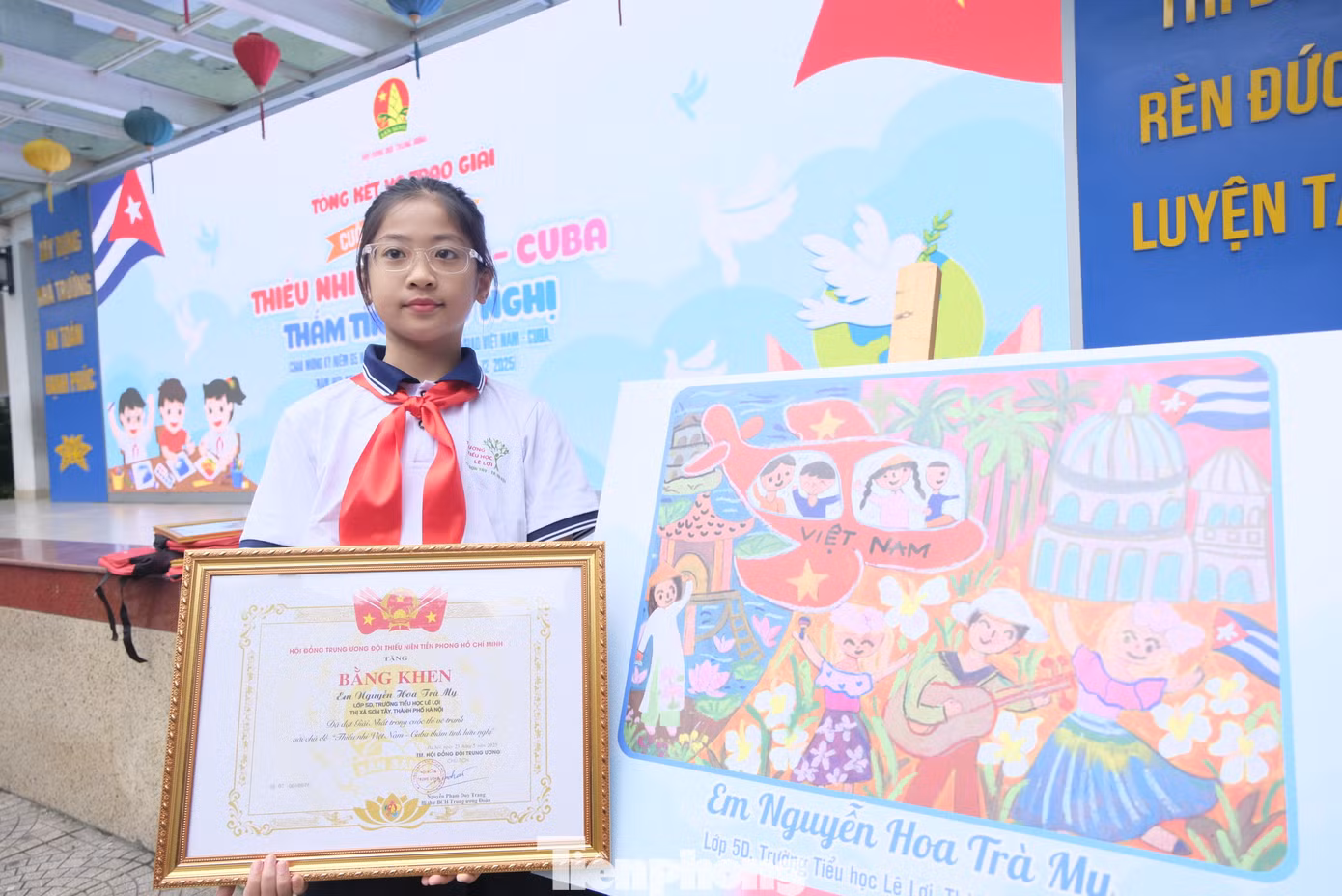 Em Nguyễn Hoa Trà My - học sinh lớp 5D, Trường Tiểu học Lê Lợi bên tác phẩm của mình.