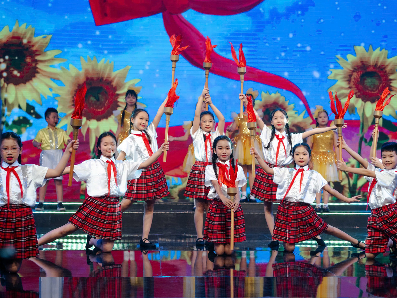 Các tiết mục văn nghệ đặc sắc đưa khán giả trở về với những giai điệu trong trẻo của một thời tuổi thơ.