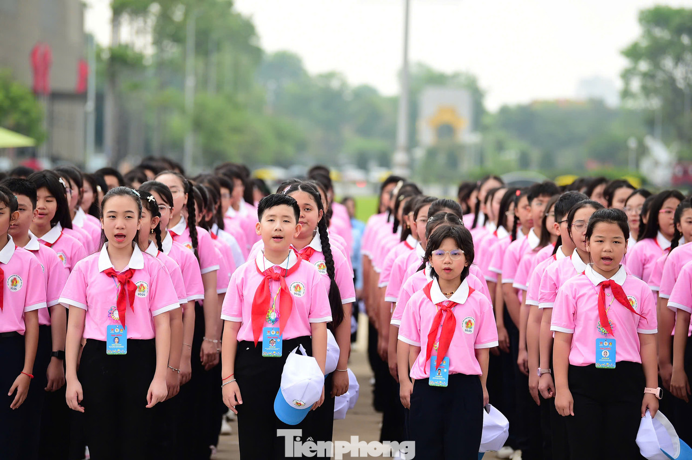 Em Nguyễn Hoàng Tuyết Trân - đạt danh hiệu "Nhà sử học nhỏ tuổi" tỉnh Bình Dương, Liên đội trưởng Trường THCS Đông Hòa, thành phố Dĩ An vinh dự đại diện cho 500 đại biểu thiếu nhi xuất sắc tham dự Đại hội Cháu ngoan Bác Hồ lần thứ X đọc báo công dâng Bác. Em Nguyễn Hoàng Tuyết Trân - đạt danh hiệu "Nhà sử học nhỏ tuổi" tỉnh Bình Dương, Liên đội trưởng Trường THCS Đông Hòa, thành phố Dĩ An vinh dự đại diện cho 500 đại biểu thiếu nhi xuất sắc tham dự Đại hội Cháu ngoan Bác Hồ lần thứ X đọc báo công dâng Bác.