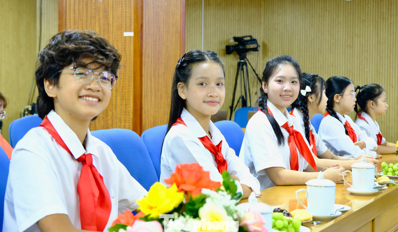 Những đại biểu thiếu nhi tiêu biểu tham dự buổi họp báo. Những đại biểu thiếu nhi tiêu biểu tham dự buổi họp báo.