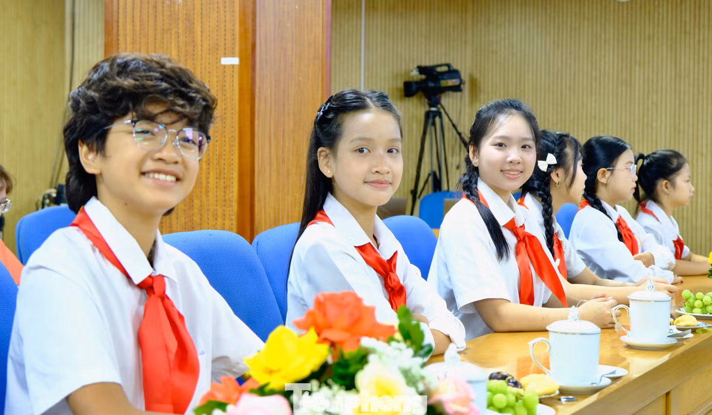 Những đại biểu thiếu nhi tiêu biểu tham dự buổi họp báo.