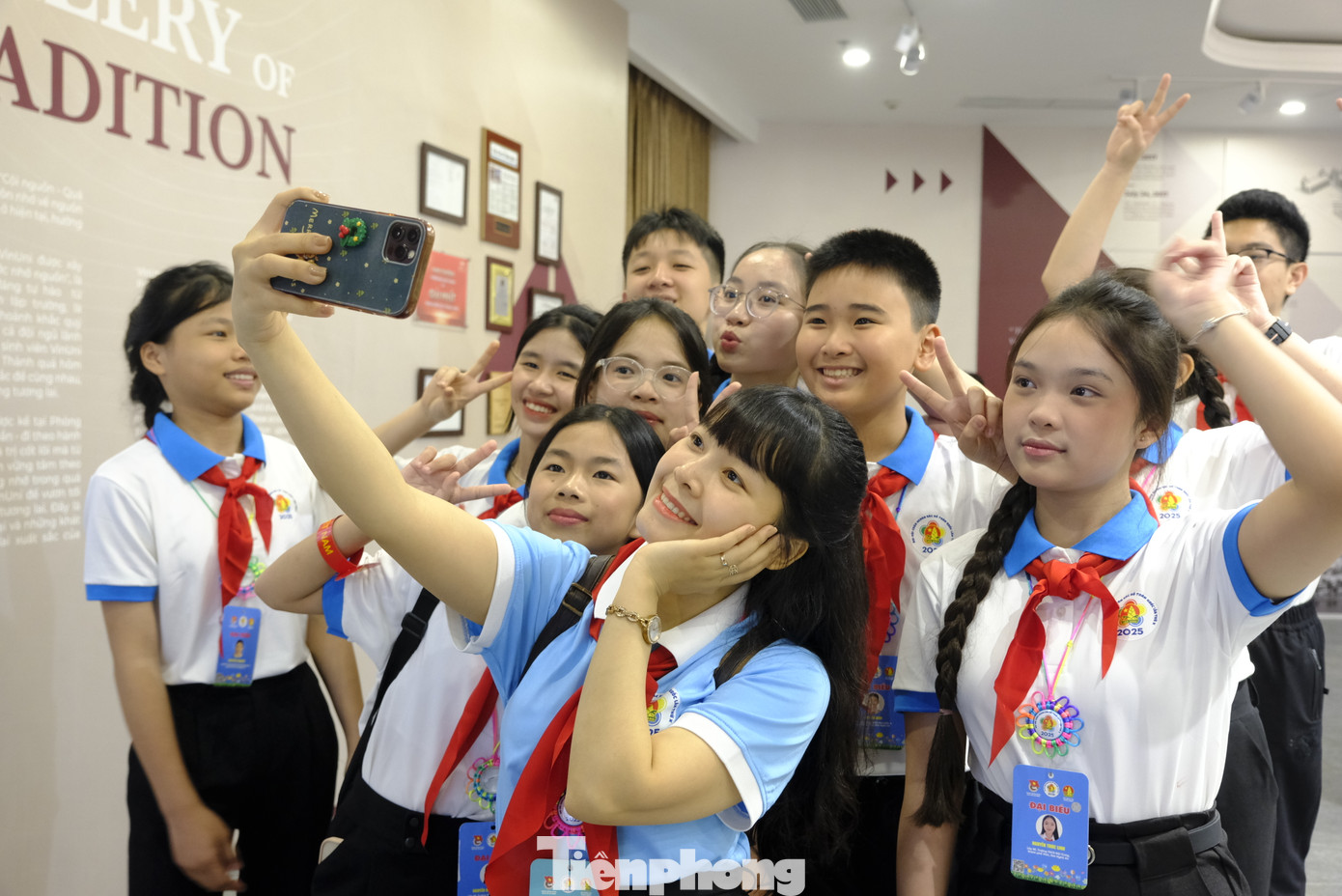 Đại biểu thiếu nhi tham quan, trải nghiệm tại Đại học VinUni. Ảnh: Châu Linh