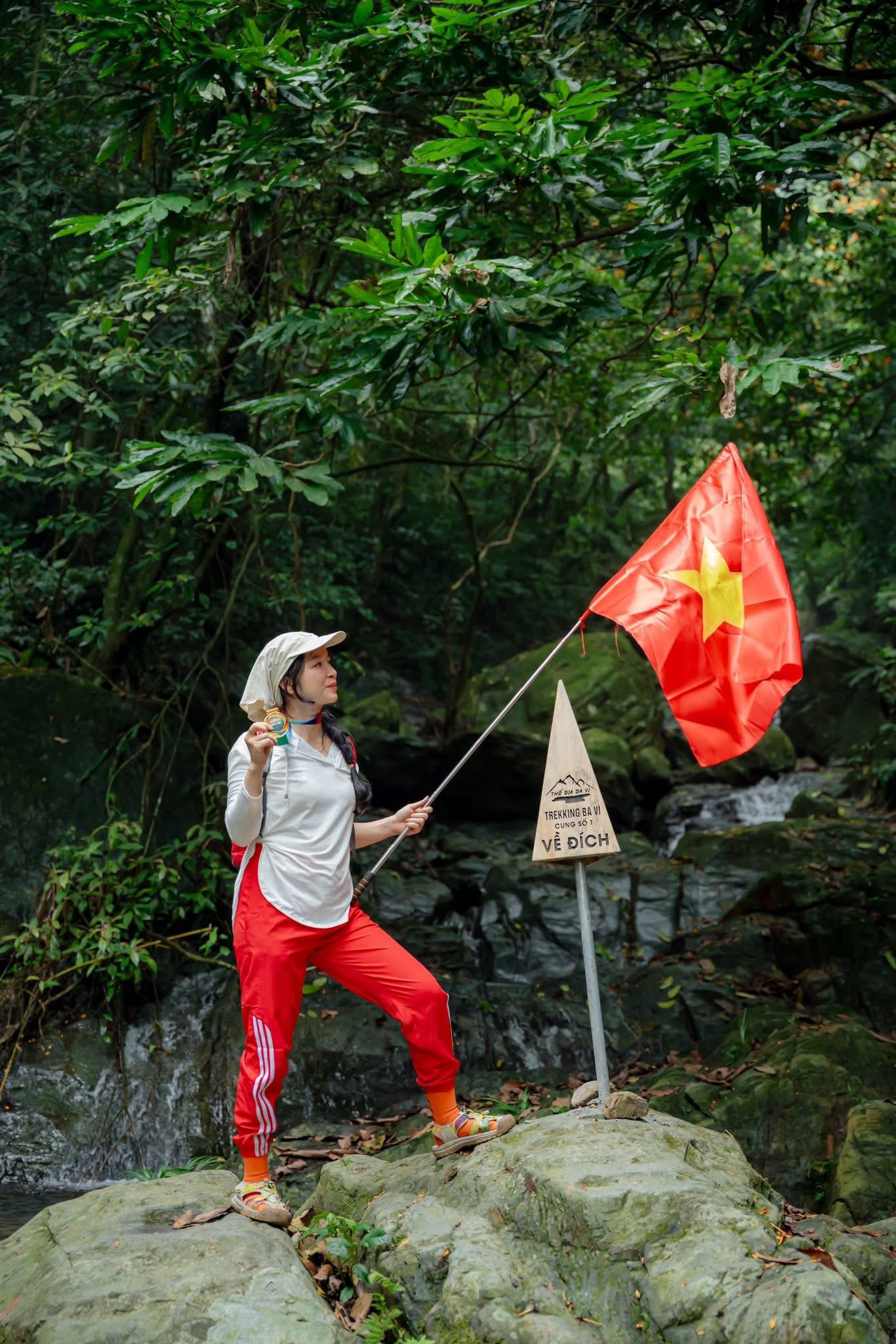 Không ồn ào như phố thị, không náo nhiệt ở những địa điểm du lịch nổi tiếng, thiên nhiên mang lại một không gian tĩnh lặng hiếm hoi. Vì vậy, nhiều bạn trẻ ngày nay có xu hướng lựa chọn tìm về thiên nhiên để thật sự tạm dừng nhịp sống deadline và quay về với những cảm xúc chân thật nhất. Ảnh: Nguyễn Linh Chi