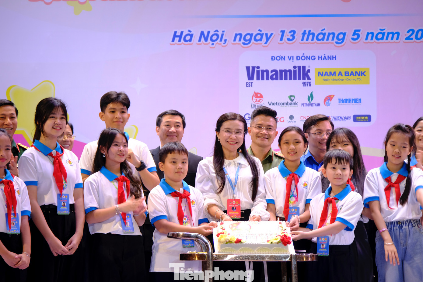 Chị Nguyễn Phạm Duy Trang - Bí thư T.Ư Đoàn, Chủ tịch Hội đồng Đội T.Ư cùng các đại biểu thiếu nhi thổi nến, chúc mừng sinh nhật 84 năm Ngày thành lập Đội TNTP Hồ Chí Minh. Chị Nguyễn Phạm Duy Trang - Bí thư T.Ư Đoàn, Chủ tịch Hội đồng Đội T.Ư cùng các đại biểu thiếu nhi thổi nến, chúc mừng sinh nhật 84 năm Ngày thành lập Đội TNTP Hồ Chí Minh.