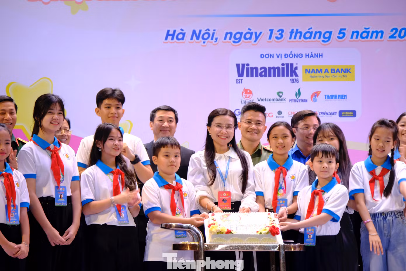 Chị Nguyễn Phạm Duy Trang - Bí thư T.Ư Đoàn, Chủ tịch Hội đồng Đội T.Ư cùng các đại biểu thiếu nhi thổi nến, chúc mừng sinh nhật 84 năm Ngày thành lập Đội TNTP Hồ Chí Minh. Chị Nguyễn Phạm Duy Trang - Bí thư T.Ư Đoàn, Chủ tịch Hội đồng Đội T.Ư cùng các đại biểu thiếu nhi thổi nến, chúc mừng sinh nhật 84 năm Ngày thành lập Đội TNTP Hồ Chí Minh.