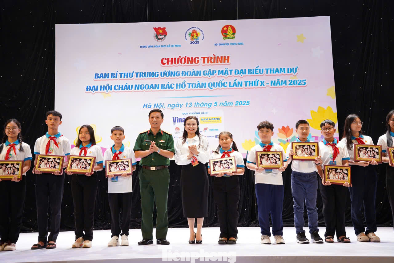 Chị Nguyễn Phạm Duy Trang - Bí thư T.Ư Đoàn, Chủ tịch Hội đồng Đội T.Ư gặp mặt thân mật và trao quà cho đại diện các đoàn đại biểu thiếu nhi tham dự Đại hội. Ảnh: Châu Linh Chị Nguyễn Phạm Duy Trang - Bí thư T.Ư Đoàn, Chủ tịch Hội đồng Đội T.Ư gặp mặt thân mật và trao quà cho đại diện các đoàn đại biểu thiếu nhi tham dự Đại hội. Ảnh: Châu Linh