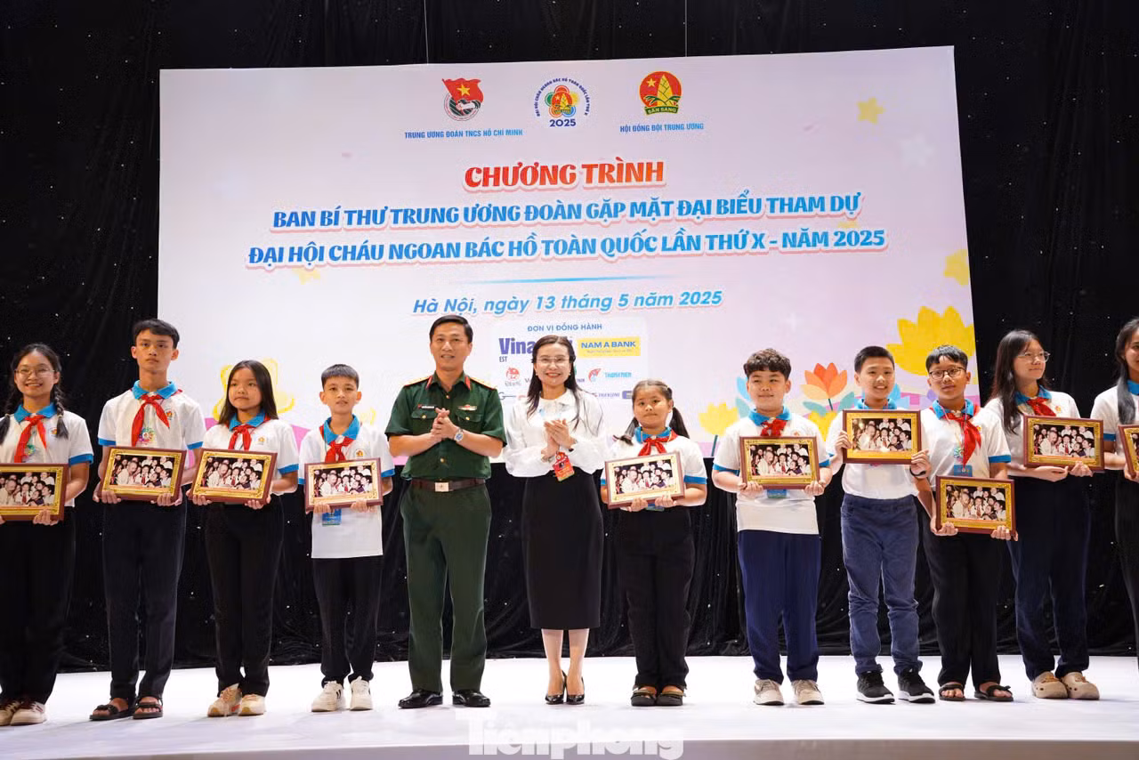 Chị Nguyễn Phạm Duy Trang - Bí thư T.Ư Đoàn, Chủ tịch Hội đồng Đội T.Ư gặp mặt thân mật và trao quà cho đại diện các đoàn đại biểu thiếu nhi tham dự Đại hội. Ảnh: Châu Linh Chị Nguyễn Phạm Duy Trang - Bí thư T.Ư Đoàn, Chủ tịch Hội đồng Đội T.Ư gặp mặt thân mật và trao quà cho đại diện các đoàn đại biểu thiếu nhi tham dự Đại hội. Ảnh: Châu Linh