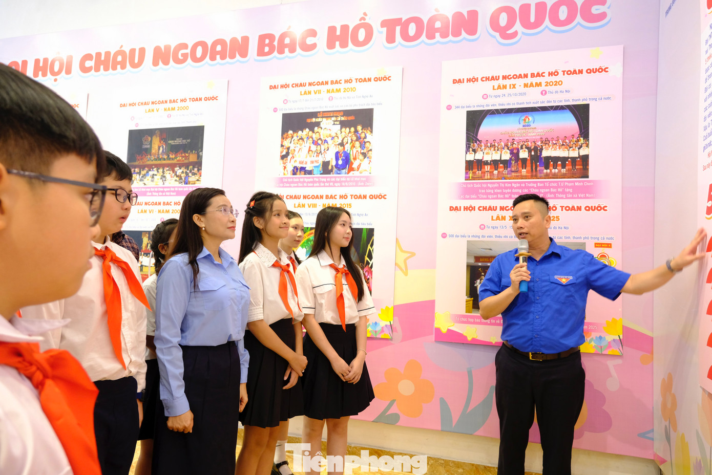 Chị Nguyễn Phạm Duy Trang - Bí thư T.Ư Đoàn, Chủ tịch Hội đồng Đội T.Ư cùng các em thiếu nhi tham quan triển lãm. Ảnh: Châu Linh