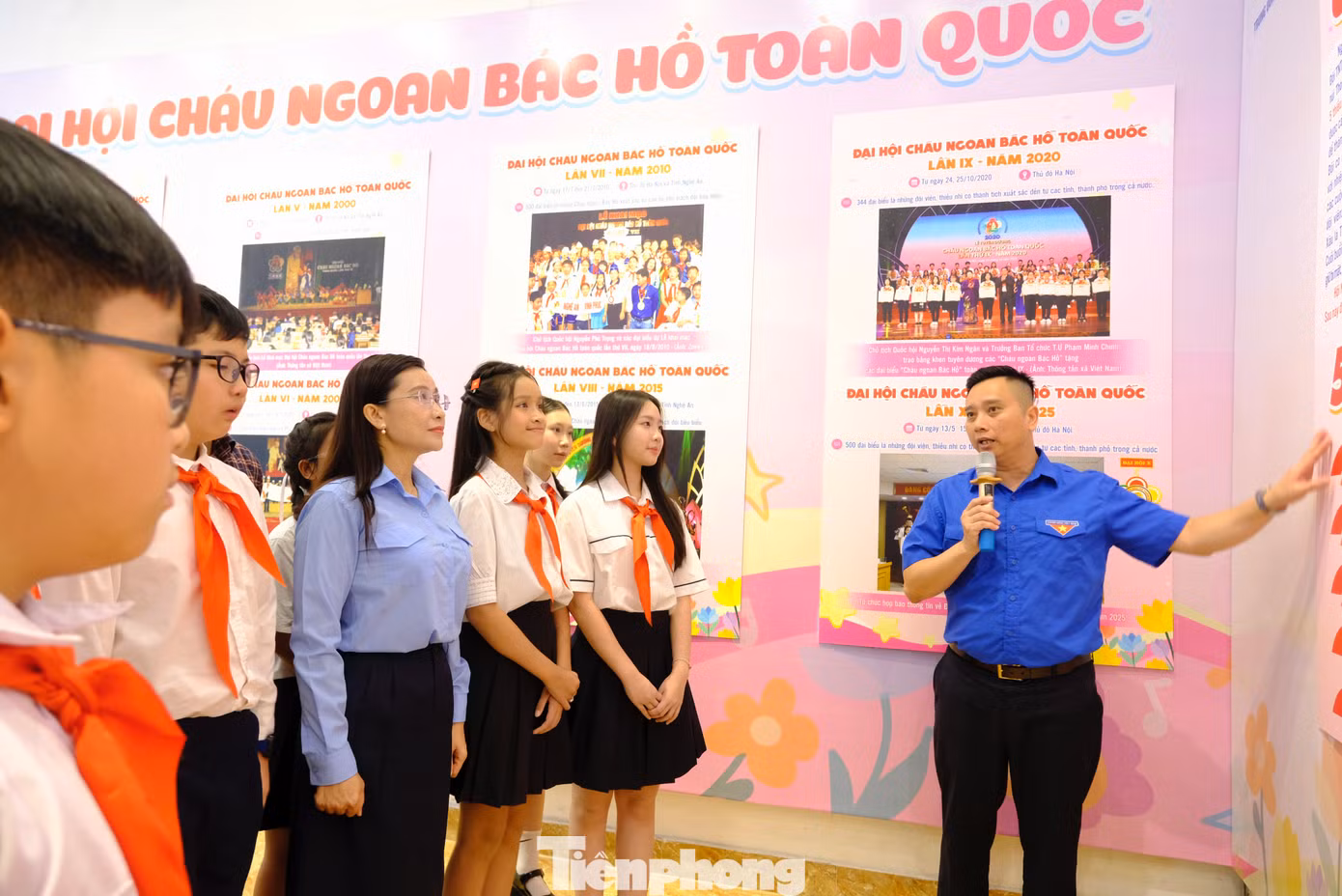 Chị Nguyễn Phạm Duy Trang - Bí thư T.Ư Đoàn, Chủ tịch Hội đồng Đội T.Ư cùng các em thiếu nhi tham quan triển lãm. Ảnh: Châu Linh
