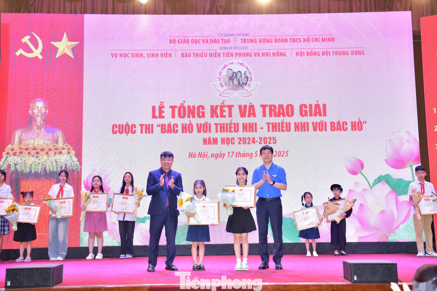 Ban Tổ chức trao giải cho các tập thể, cá nhân của cuộc thi &quot;Bác Hồ với thiếu nhi - Thiếu nhi với Bác Hồ&quot;.