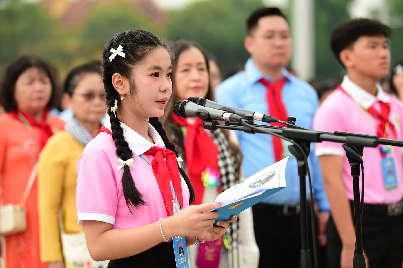 Em Nguyễn Hoàng Tuyết Trân - đạt danh hiệu "Nhà sử học nhỏ tuổi" tỉnh Bình Dương, Liên đội trưởng Trường THCS Đông Hòa, thành phố Dĩ An vinh dự đại diện cho 500 đại biểu thiếu nhi xuất sắc tham dự Đại hội Cháu ngoan Bác Hồ lần thứ X đọc báo công dâng Bác. Em Nguyễn Hoàng Tuyết Trân - đạt danh hiệu "Nhà sử học nhỏ tuổi" tỉnh Bình Dương, Liên đội trưởng Trường THCS Đông Hòa, thành phố Dĩ An vinh dự đại diện cho 500 đại biểu thiếu nhi xuất sắc tham dự Đại hội Cháu ngoan Bác Hồ lần thứ X đọc báo công dâng Bác.