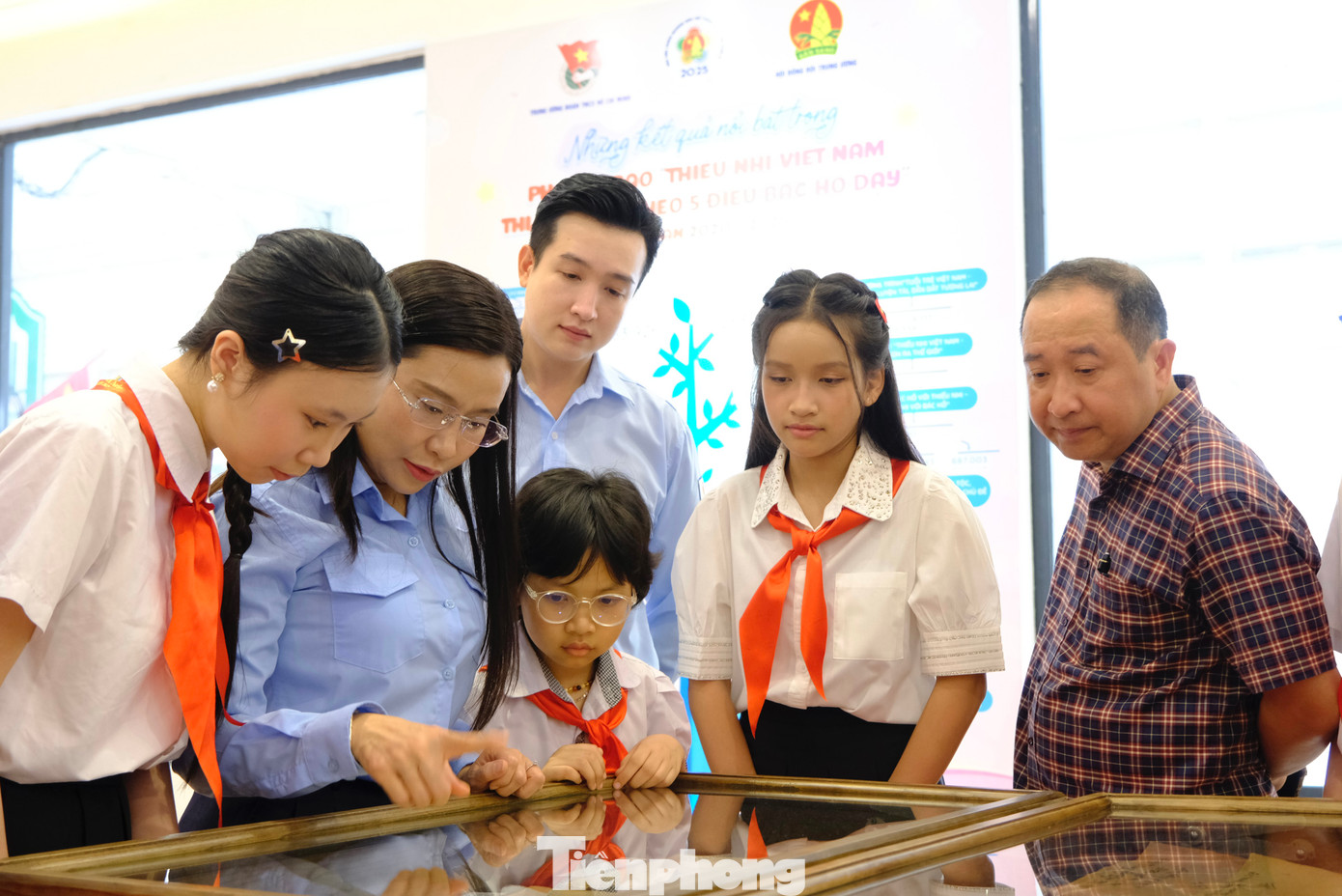 Chị Nguyễn Phạm Duy Trang - Bí thư T.Ư Đoàn, Chủ tịch Hội đồng Đội T.Ư cùng các em thiếu nhi tham quan triển lãm. Ảnh: Châu Linh