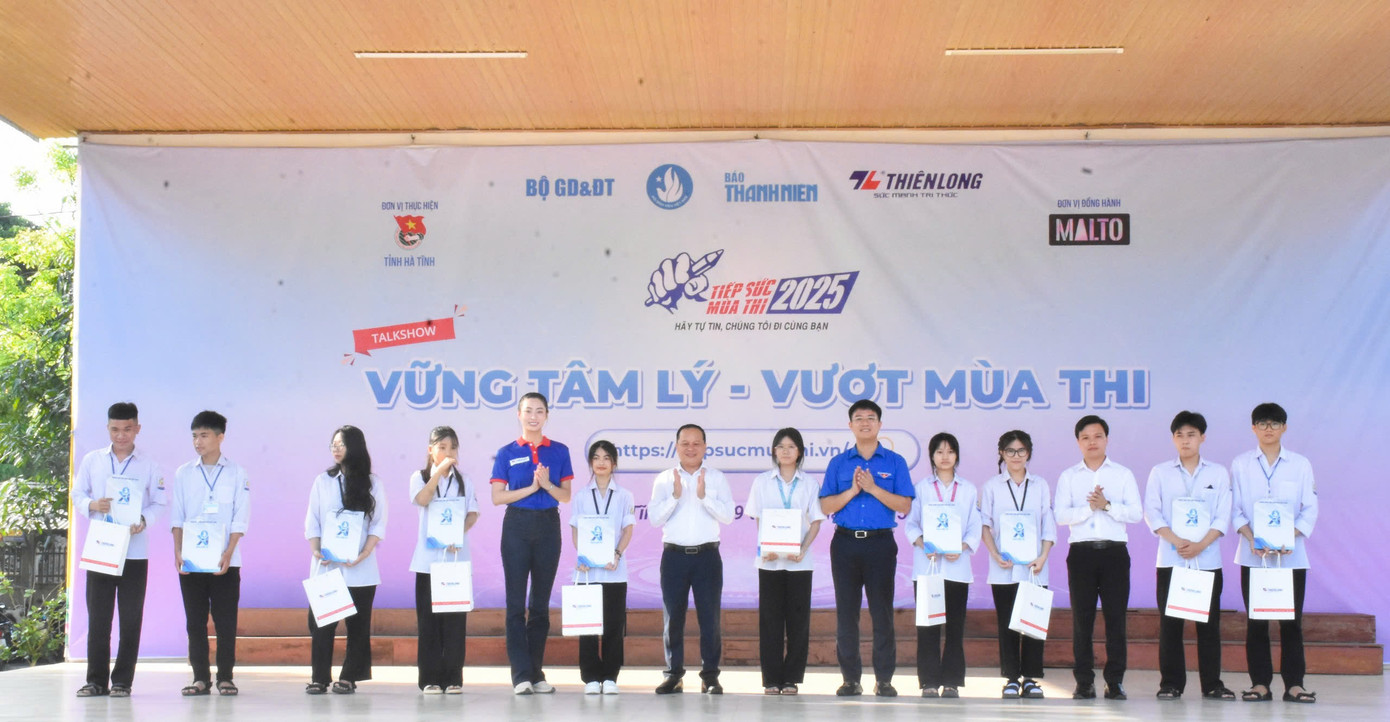 Ban Tổ chức phối hợp cùng các đơn vị đồng hành trao học bổng cho 10 bạn học sinh có hoàn cảnh khó khăn đạt thành tích cao trong học tập. Ban Tổ chức phối hợp cùng các đơn vị đồng hành trao học bổng cho 10 bạn học sinh có hoàn cảnh khó khăn đạt thành tích cao trong học tập.