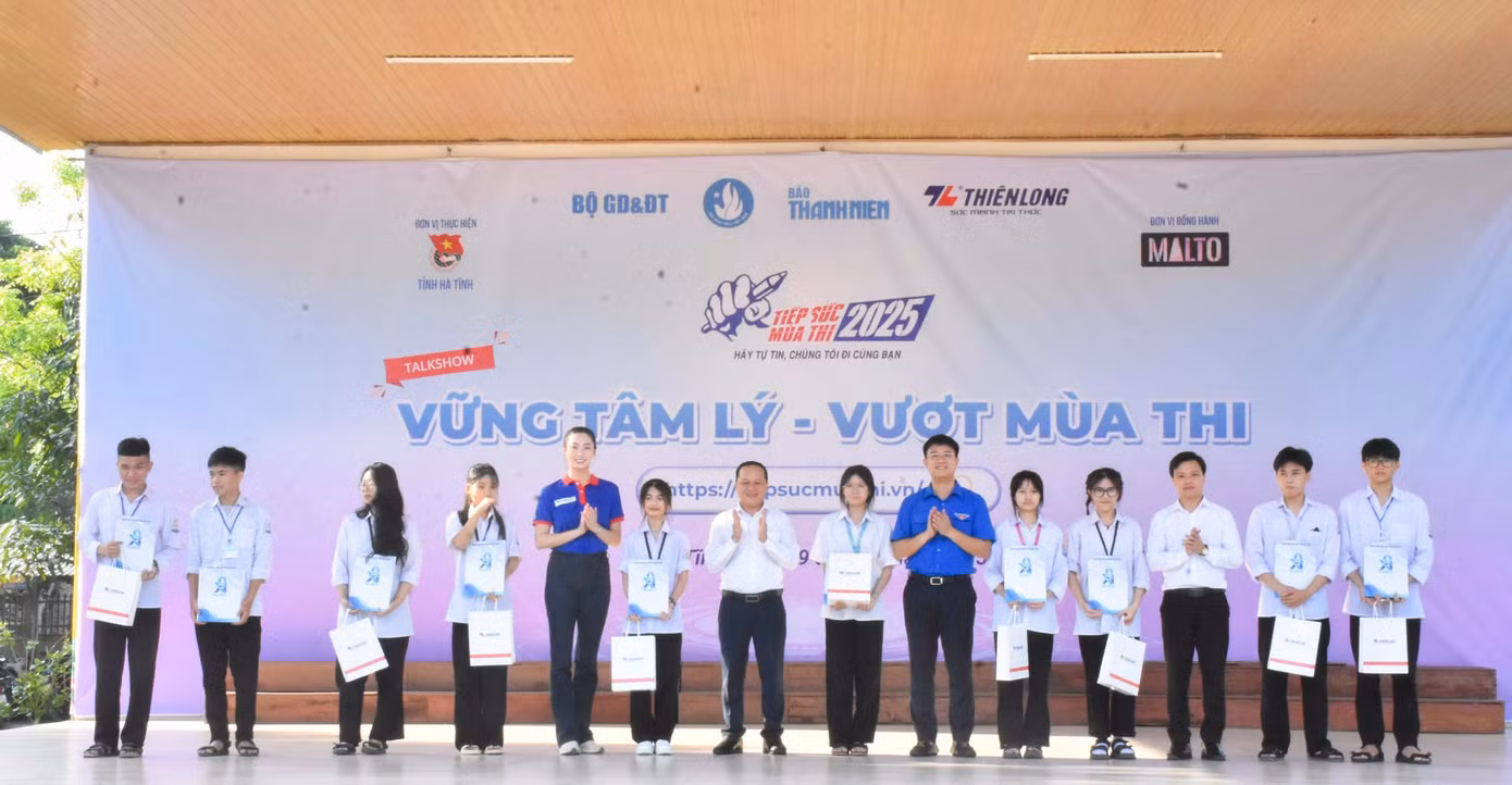 Ban Tổ chức phối hợp cùng các đơn vị đồng hành trao học bổng cho 10 bạn học sinh có hoàn cảnh khó khăn đạt thành tích cao trong học tập. Ban Tổ chức phối hợp cùng các đơn vị đồng hành trao học bổng cho 10 bạn học sinh có hoàn cảnh khó khăn đạt thành tích cao trong học tập.