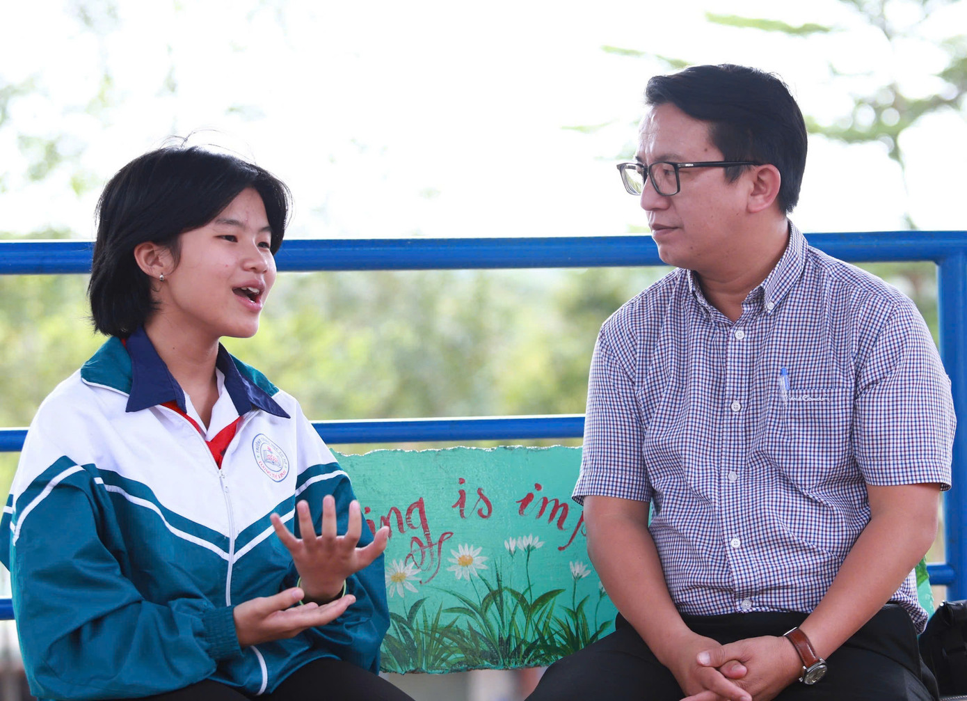 Bảo Thức (bên trái ảnh) say mê tự học học tiếng Anh từ sớm.