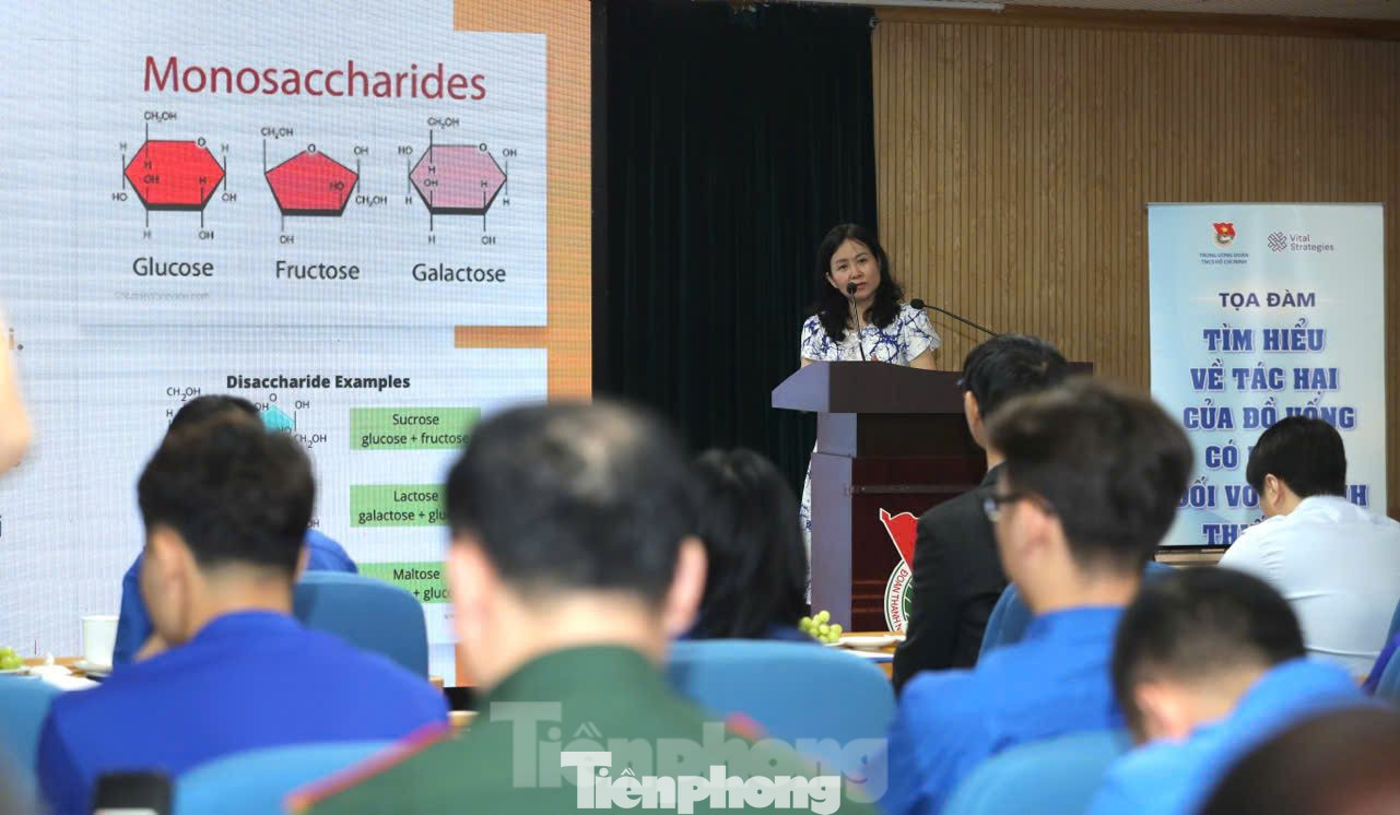 Các diễn giả chia sẻ tại tọa đàm.