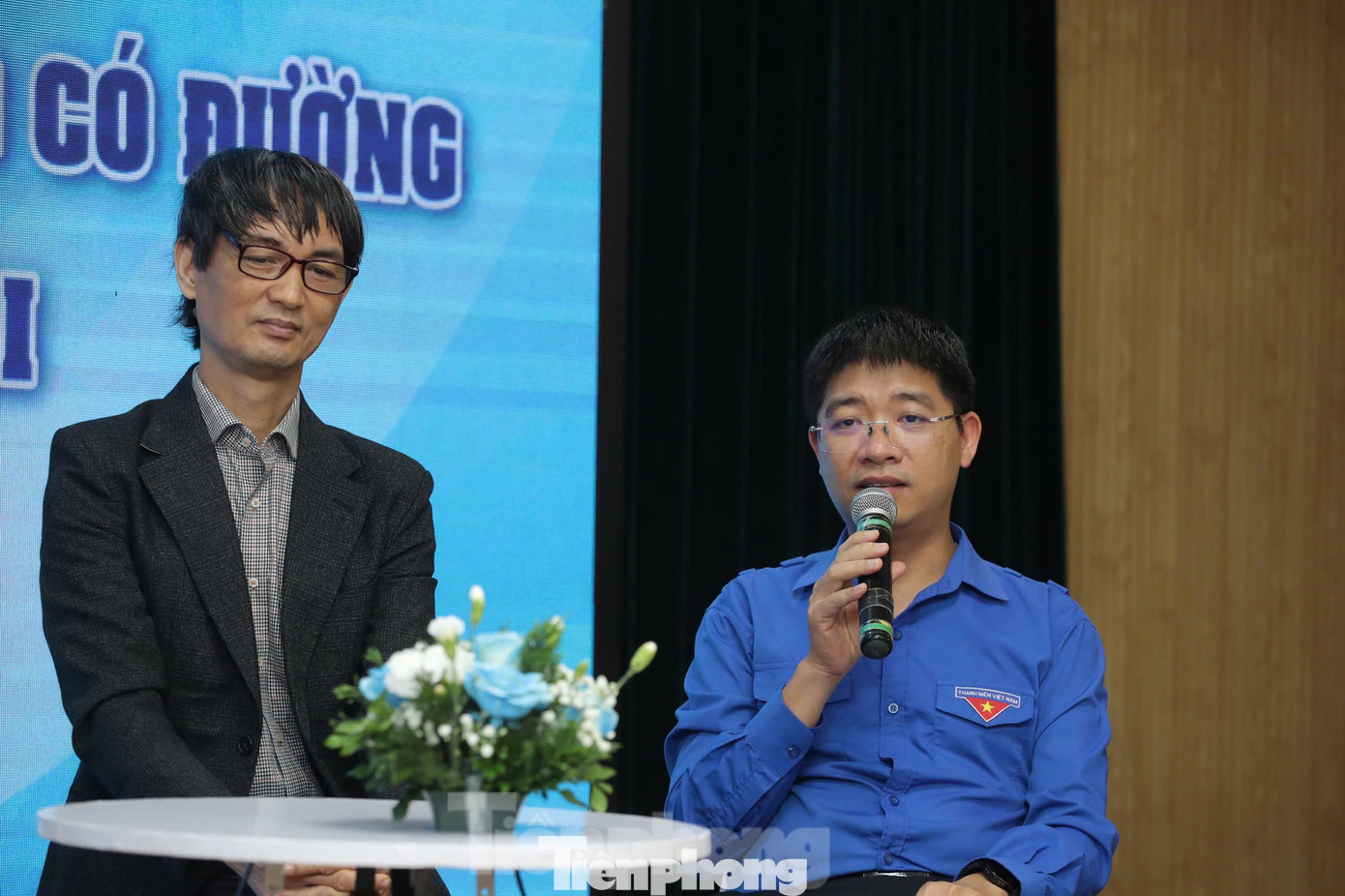 Các diễn giả chia sẻ tại tọa đàm.