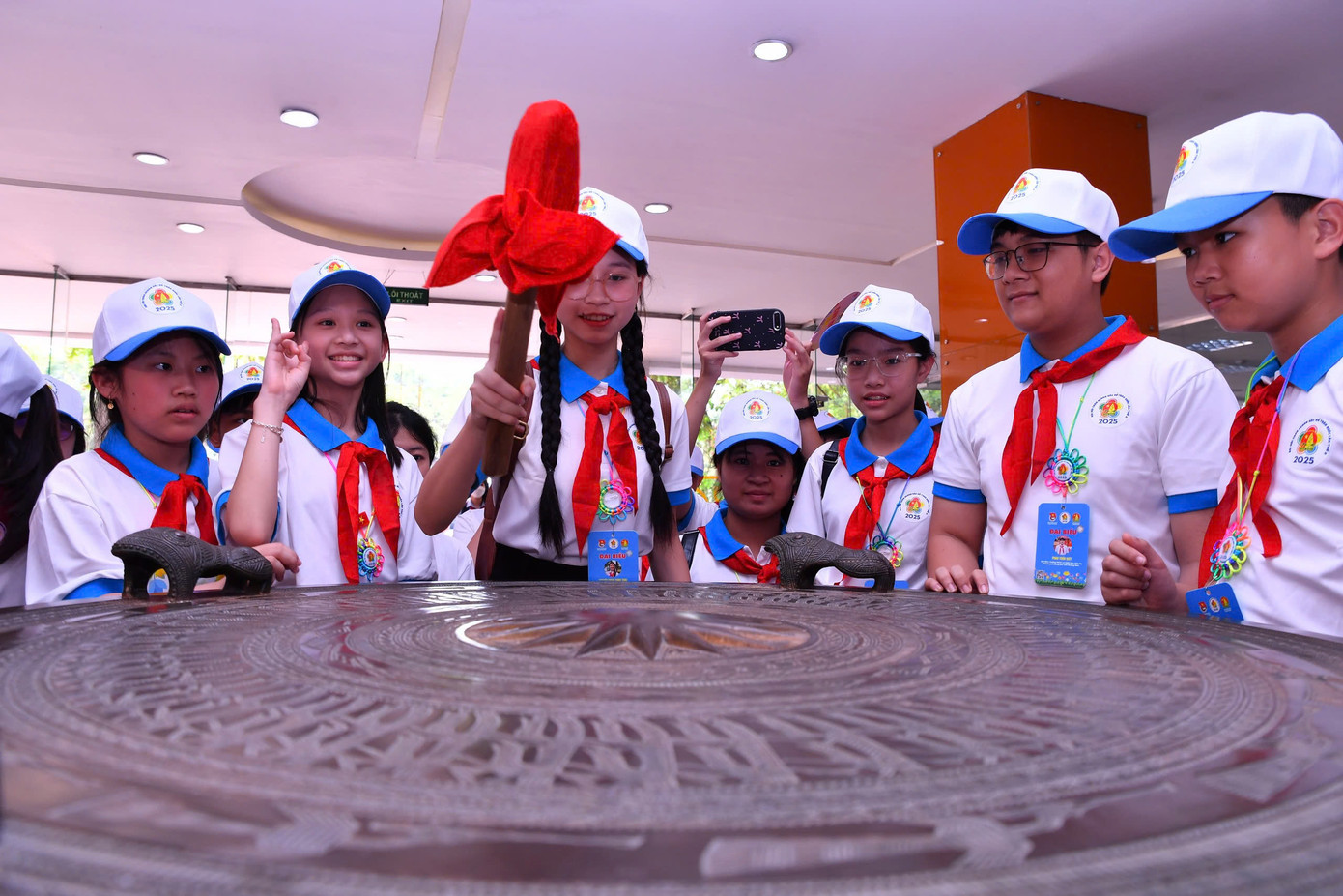 Đại biểu thiếu nhi trải nghiệm tại Tập đoàn FPT.