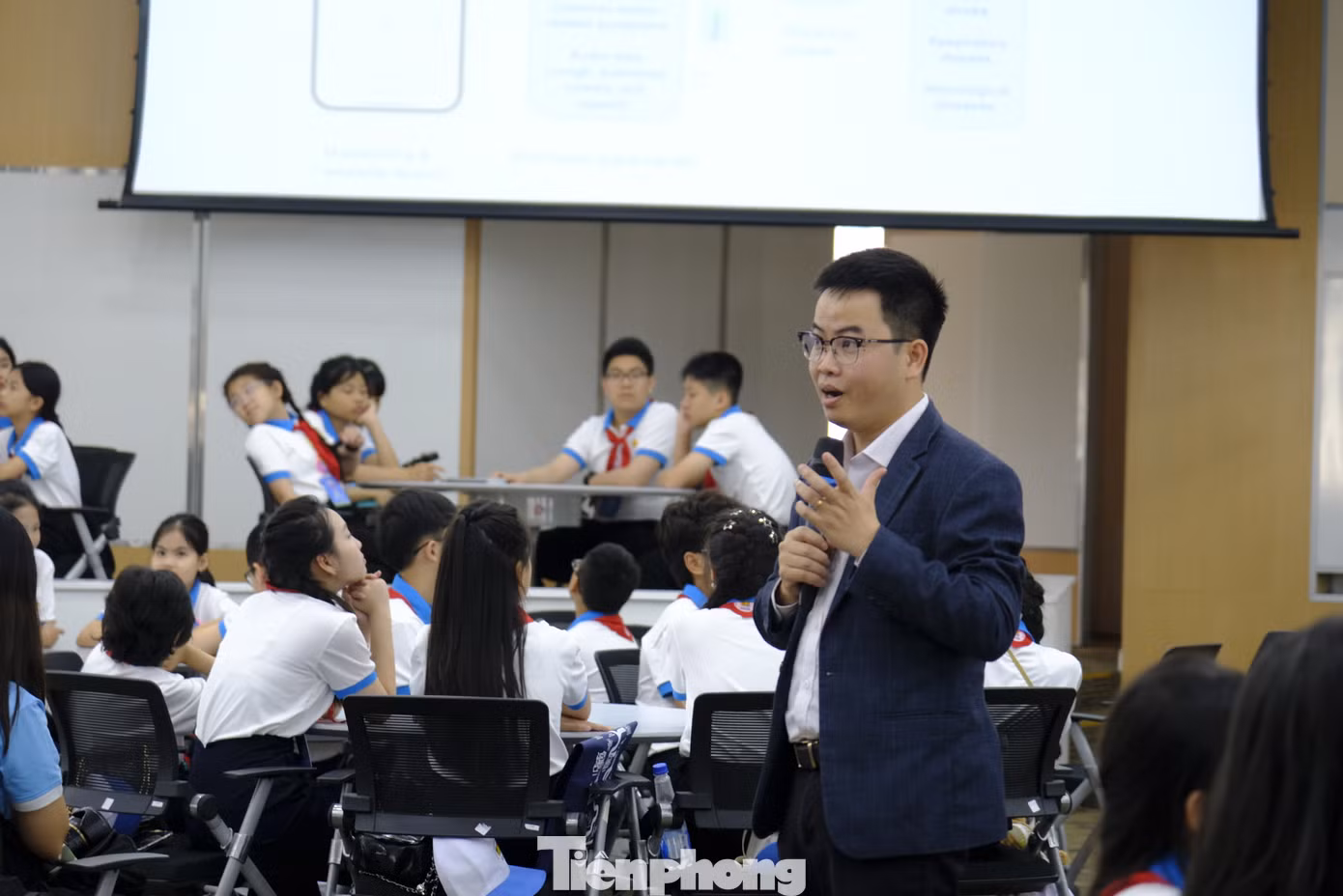 TS. Phạm Huy Hiệu - Gương mặt trẻ Việt Nam tiêu biểu năm 2024 truyền cảm hứng cho các đại biểu Cháu ngoan Bác Hồ. Ảnh: Châu Linh