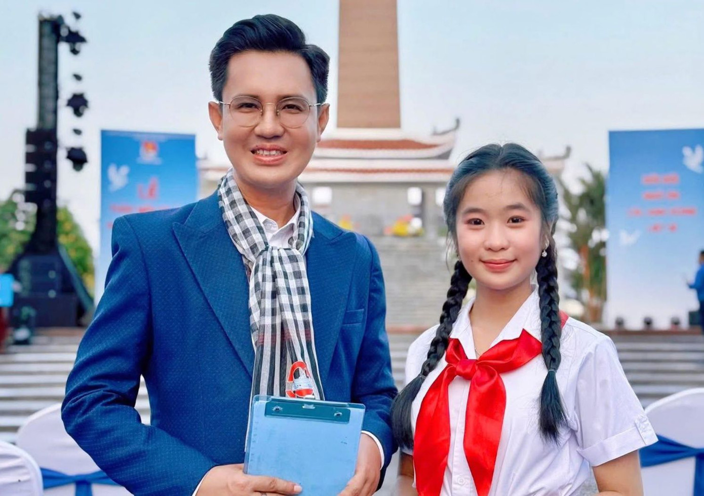 Tuyết Trân (bên phải ảnh) thường xuyên xuất hiện với vai trò MC nhí. Tuyết Trân (bên phải ảnh) thường xuyên xuất hiện với vai trò MC nhí.