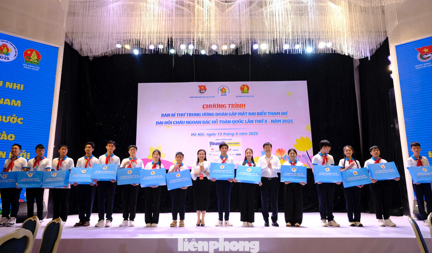 Chị Nguyễn Phạm Duy Trang - Bí thư T.Ư Đoàn, Chủ tịch Hội đồng Đội T.Ư gặp mặt thân mật và trao quà cho đại diện các đoàn đại biểu thiếu nhi tham dự Đại hội. Ảnh: Châu Linh Chị Nguyễn Phạm Duy Trang - Bí thư T.Ư Đoàn, Chủ tịch Hội đồng Đội T.Ư gặp mặt thân mật và trao quà cho đại diện các đoàn đại biểu thiếu nhi tham dự Đại hội. Ảnh: Châu Linh