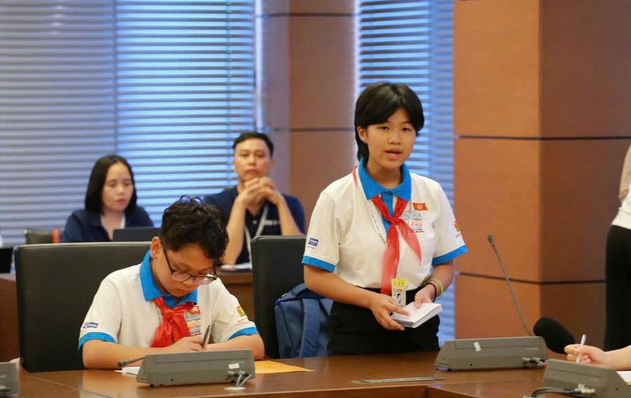 Bảo Thức là đại biểu tham dự Phiên họp giả định Quốc hội trẻ em lần thứ 2, năm 2024.