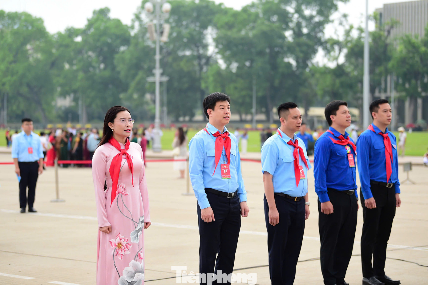 Chị Nguyễn Phạm Duy Trang cùng lãnh đạo Ban Công tác thiếu nhi T.Ư Đoàn và các đại biểu Cháu ngoan Bác Hồ thực hiện nghi thức chào cờ. Chị Nguyễn Phạm Duy Trang cùng lãnh đạo Ban Công tác thiếu nhi T.Ư Đoàn và các đại biểu Cháu ngoan Bác Hồ thực hiện nghi thức chào cờ.