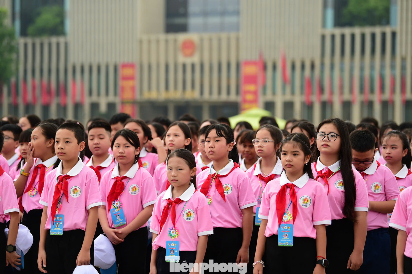 500 đại biểu thiếu nhi báo công, vào Lăng viếng Bác. 500 đại biểu thiếu nhi báo công, vào Lăng viếng Bác.