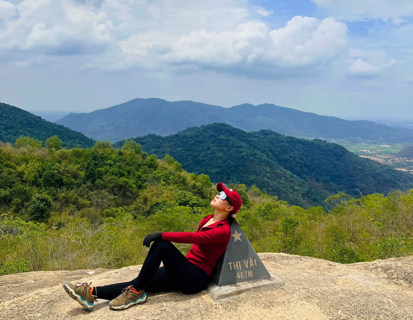 Với nhiều người trẻ, một chuyến leo núi không chỉ là thử thách thể lực mà còn là liệu pháp tinh thần. Ảnh: Trần Hải Như Quỳnh