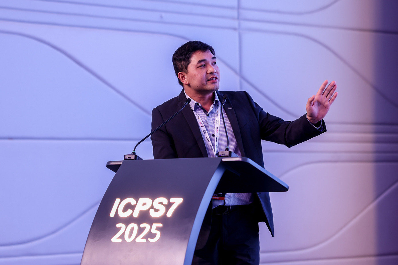 PGS.TS. Phạm Minh Thông - giảng viên Đại học Nam Australia luôn thuộc top 2% nhà khoa học về chỉ số trích dẫn trên thế giới và mới được trao giải Nhà nghiên cứu trẻ xuất sắc của Hiệp hội lớn nhất về vật liệu cốt sợi (FRP) trong xây dựng - Viện Quốc tế (IIFC).