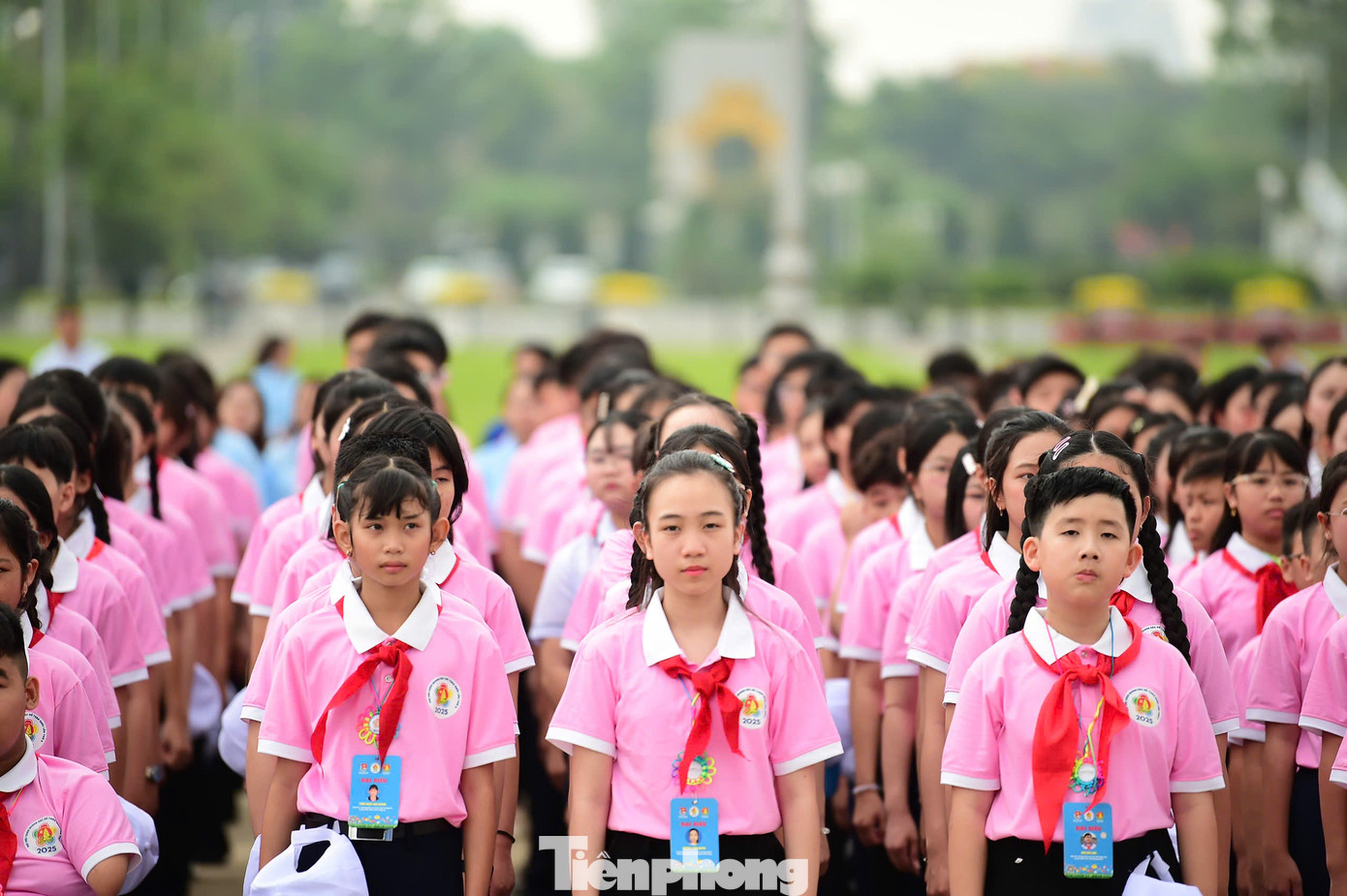 Chị Nguyễn Phạm Duy Trang cùng lãnh đạo Ban Công tác thiếu nhi T.Ư Đoàn và các đại biểu Cháu ngoan Bác Hồ thực hiện nghi thức chào cờ. Chị Nguyễn Phạm Duy Trang cùng lãnh đạo Ban Công tác thiếu nhi T.Ư Đoàn và các đại biểu Cháu ngoan Bác Hồ thực hiện nghi thức chào cờ.
