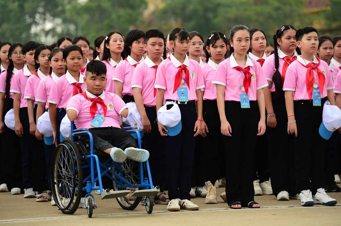 500 đại biểu thiếu nhi báo công, vào Lăng viếng Bác. 500 đại biểu thiếu nhi báo công, vào Lăng viếng Bác.