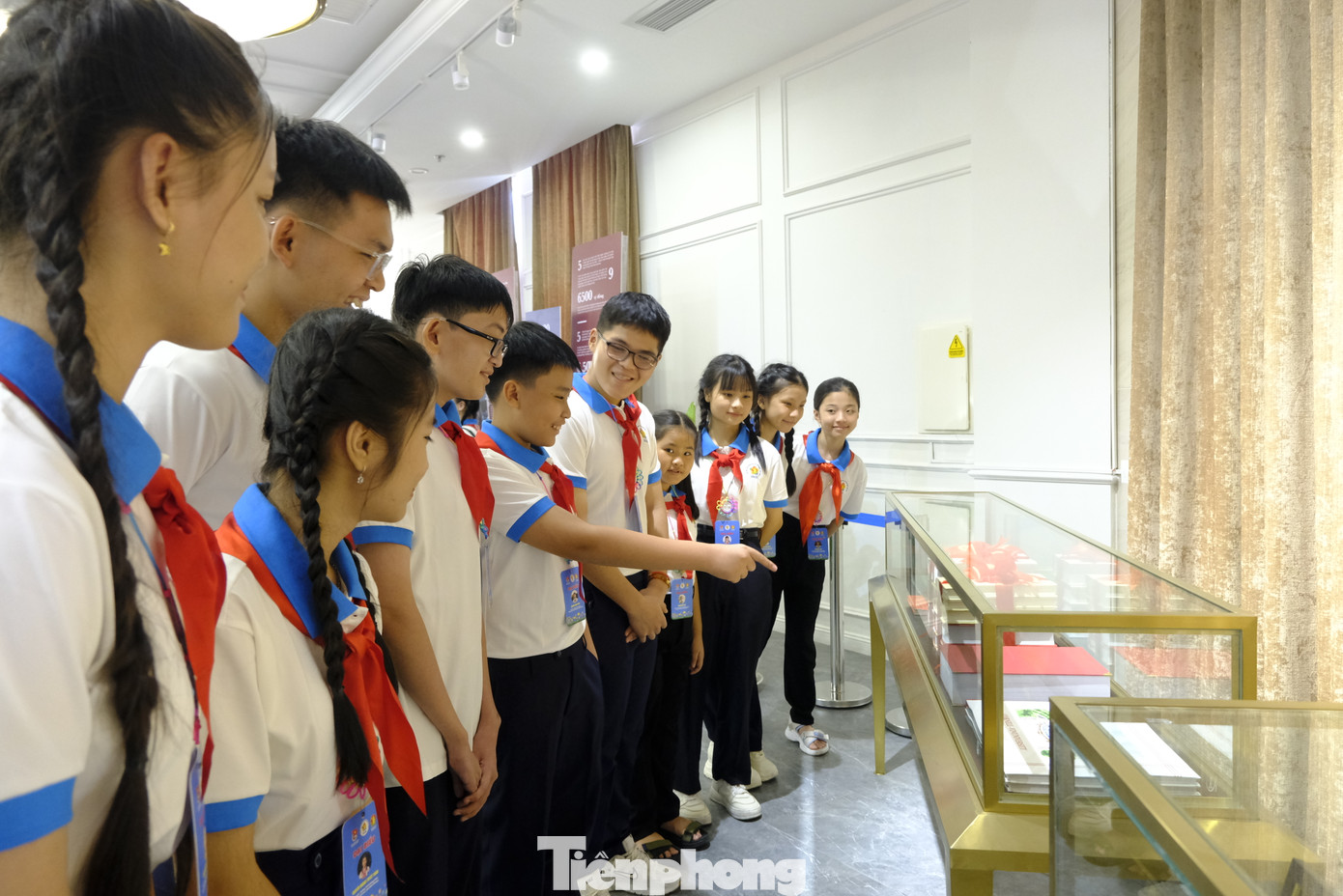 Đại biểu thiếu nhi tham quan, trải nghiệm tại Đại học VinUni. Ảnh: Châu Linh